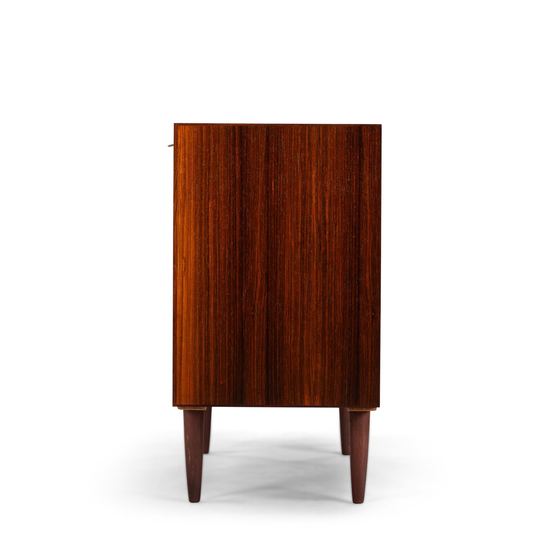 Danois Petit buffet danois en bois de rose, années 1960
