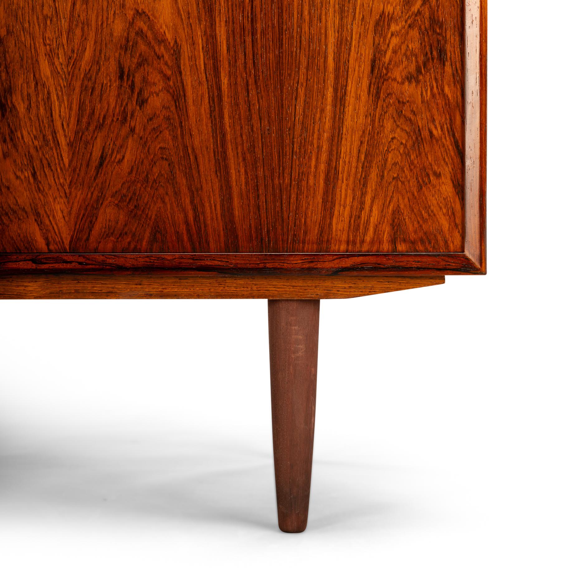 Petit buffet danois en bois de rose, années 1960 Bon état à Breda, Netherlands