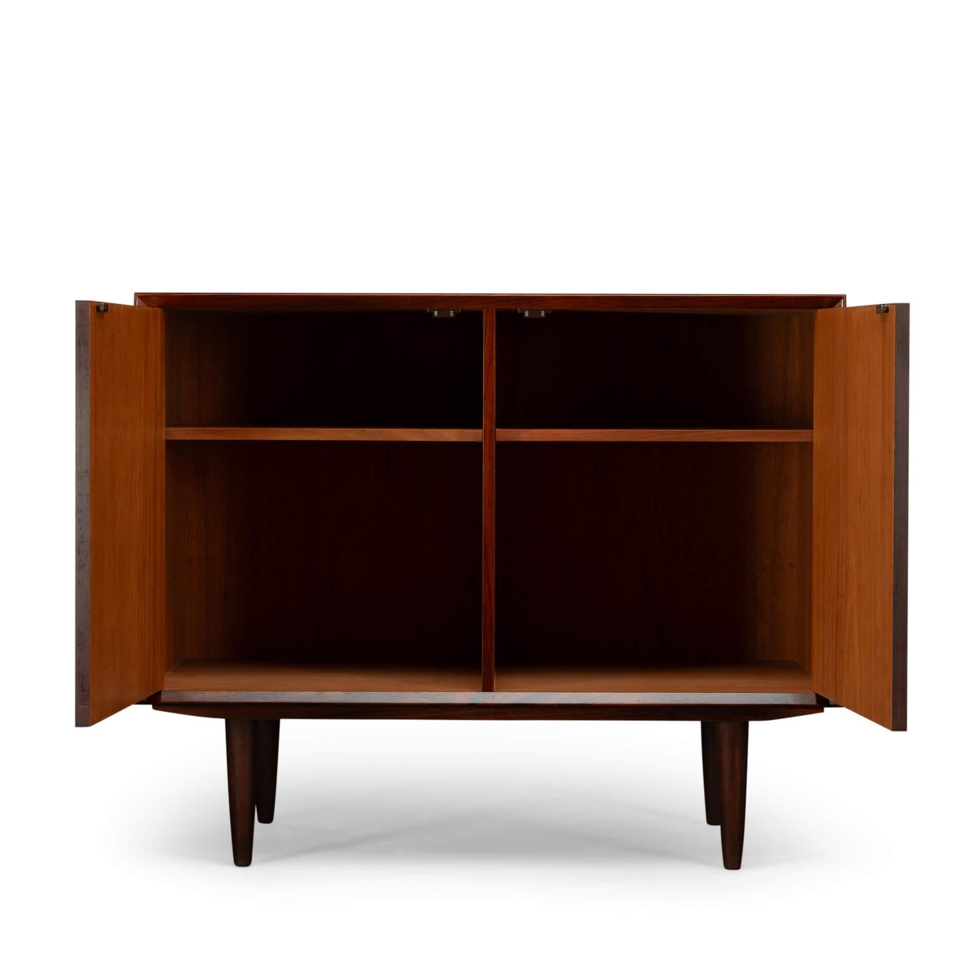 Deens design sideboard
Rosewood anybody?! This medium sized sideboard is all about the print of the rosewood veneer. Very much an eye catcher in any modern and light interior. It has the design signature of Brouer all over it with it's top