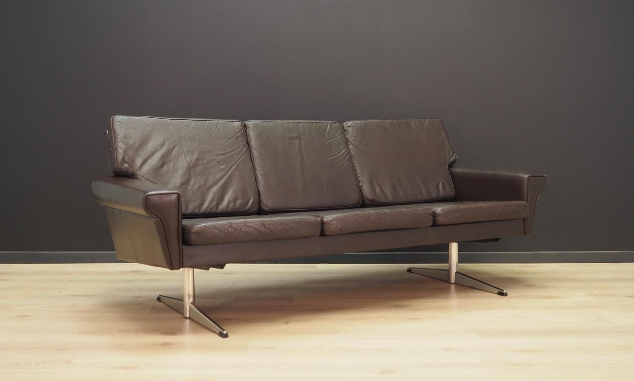 Brilliant sofa from the 1970s-1980s, Scandinavian design, sofa covered with leather (color - brown), on solid chrome legs. Preserved in good condition - directly for use.

Dimensions: height 78 cm, seat height 41.5 cm, height of the armrests 53