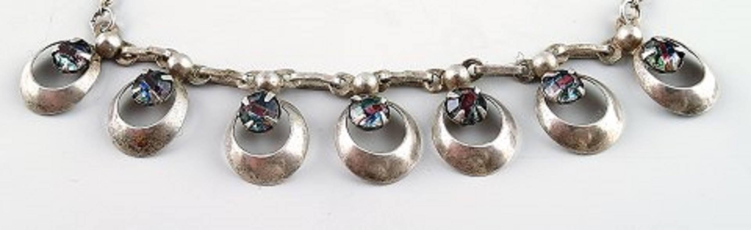 Dänisches Design Sterling Silber Halskette mit Steinen in modernem Design.
Gestempelt: 830
In gutem Zustand.
Länge: ca. 46 cm