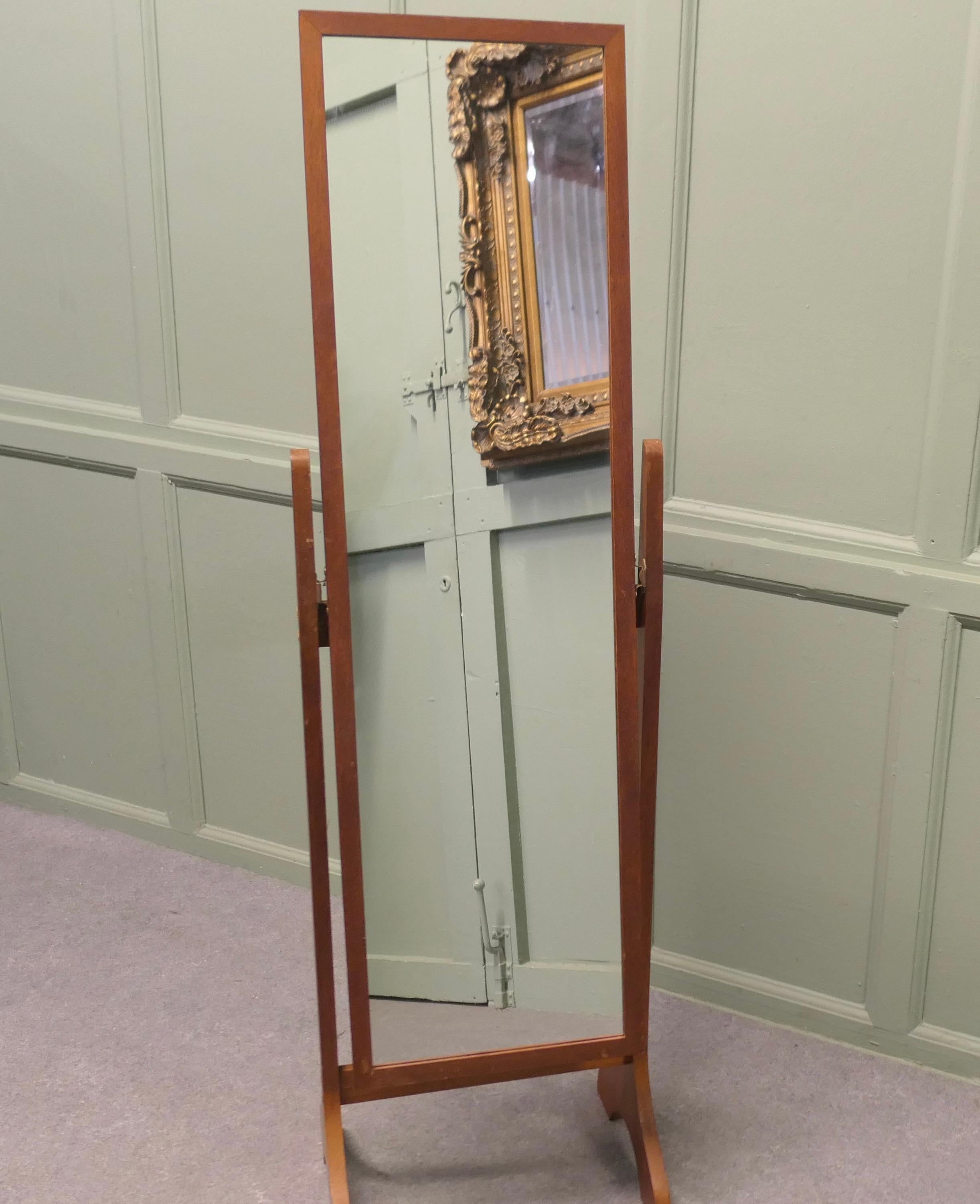 Specchio ovale danese di metà secolo in stile design danese  

Si tratta di uno specchio ben progettato, che poggia su un supporto in teak e su cui lo specchio è incastrato in modo da poter essere inclinato facilmente quando lo si utilizza. 
Il