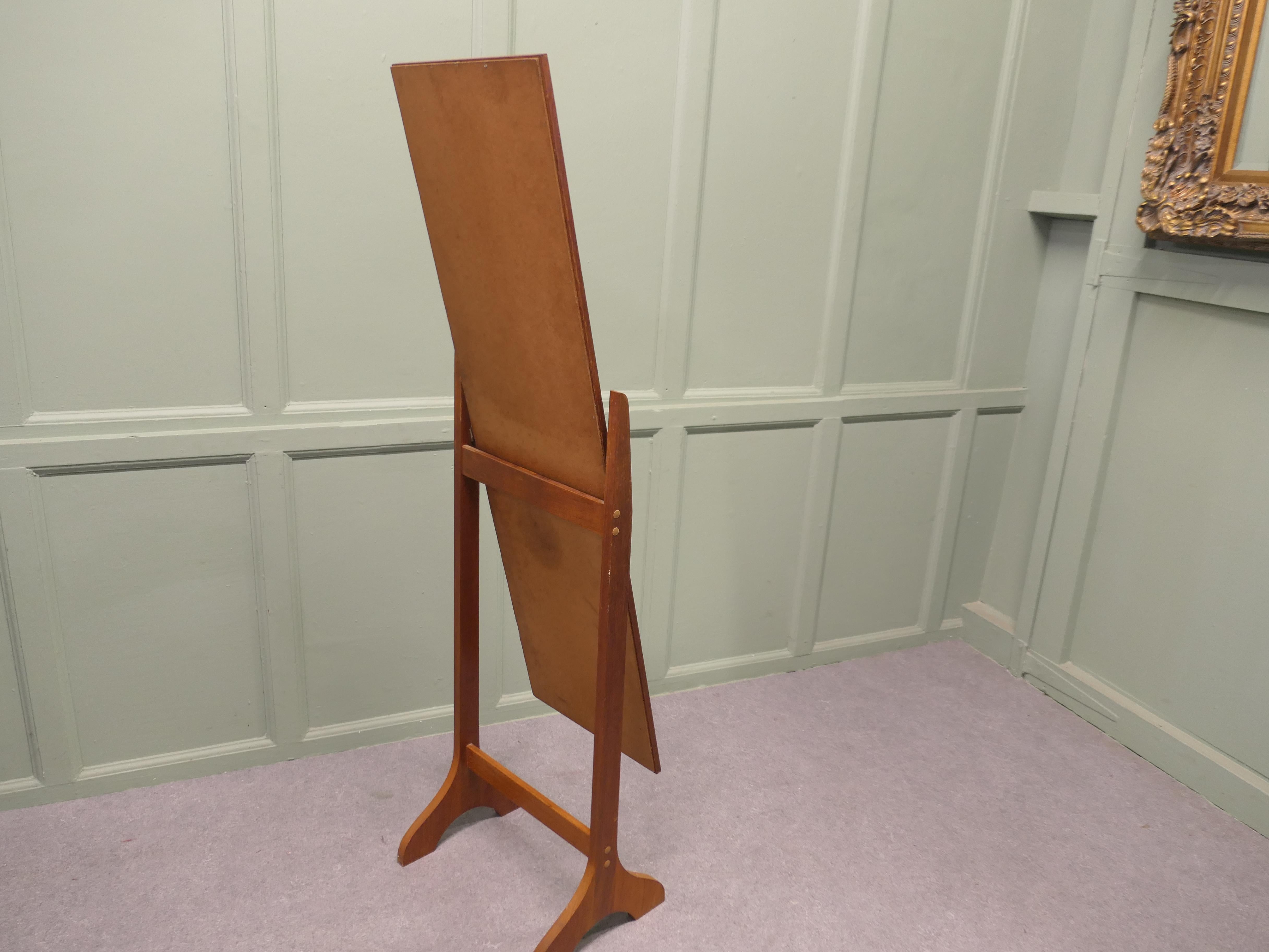 Mid-Century moderno Specchio ovale danese di metà secolo in stile design danese in vendita