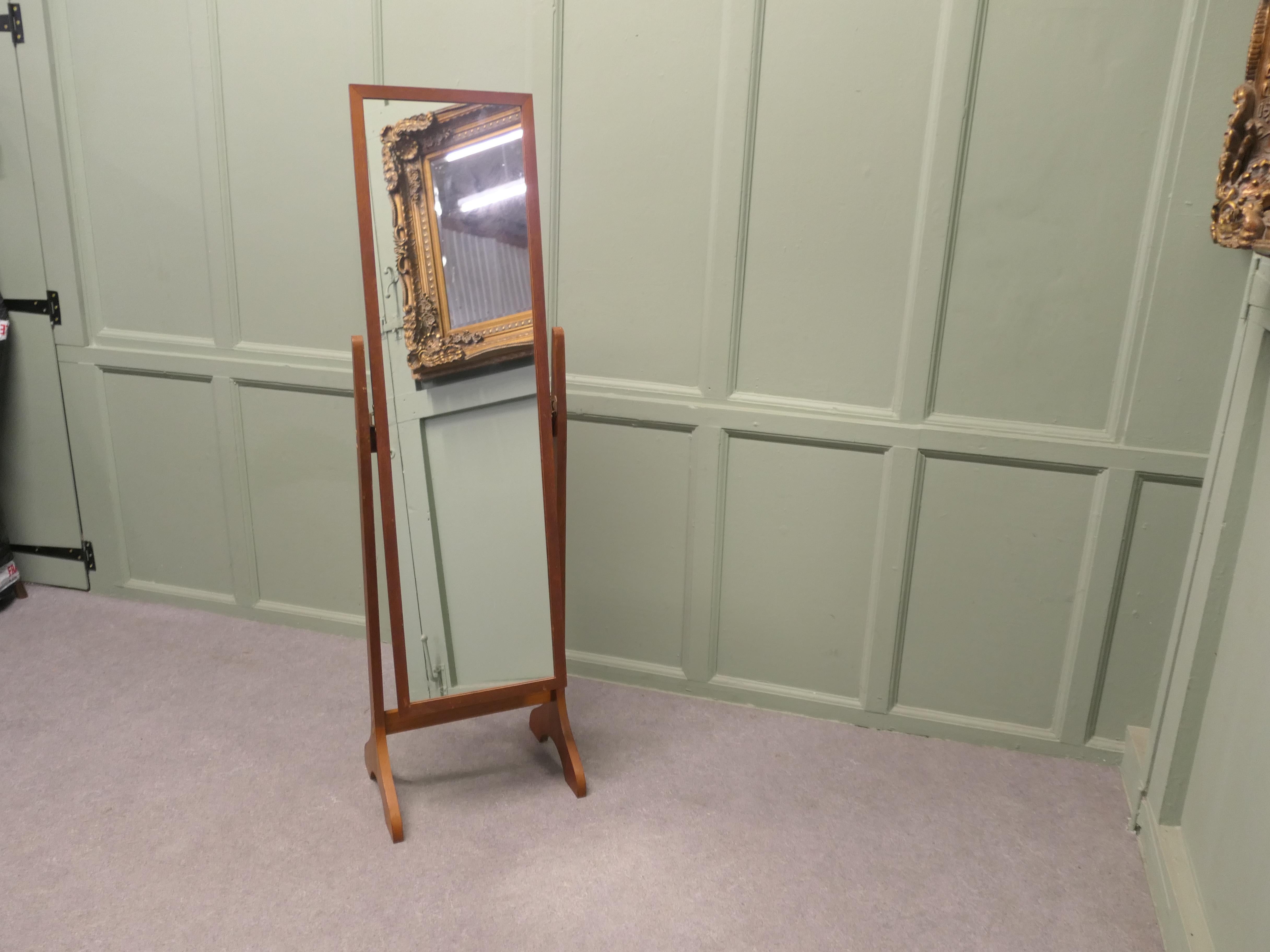 Specchio ovale danese di metà secolo in stile design danese In condizioni buone in vendita a Godshill, Isle of Wight