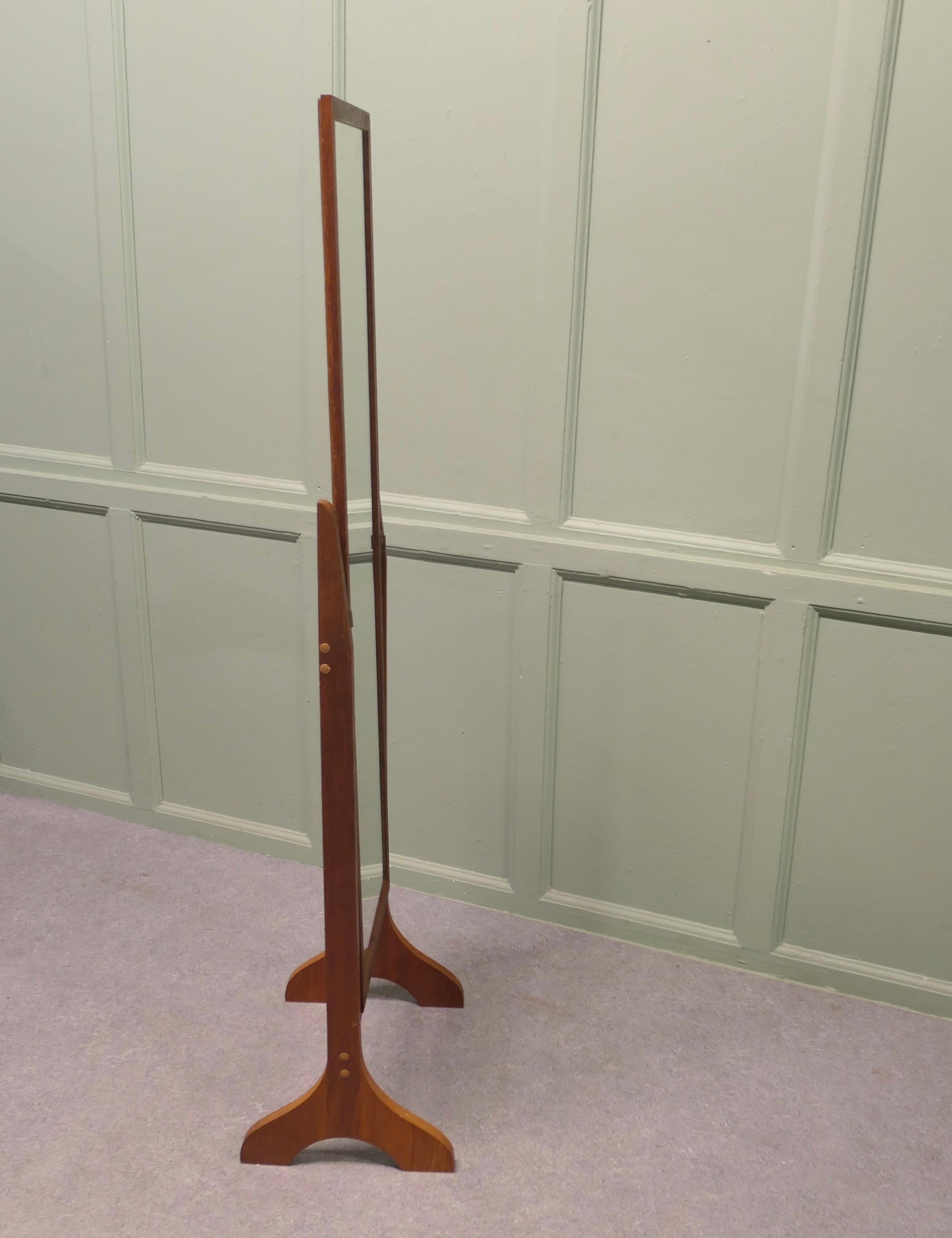 Metà XX secolo Specchio ovale danese di metà secolo in stile design danese in vendita