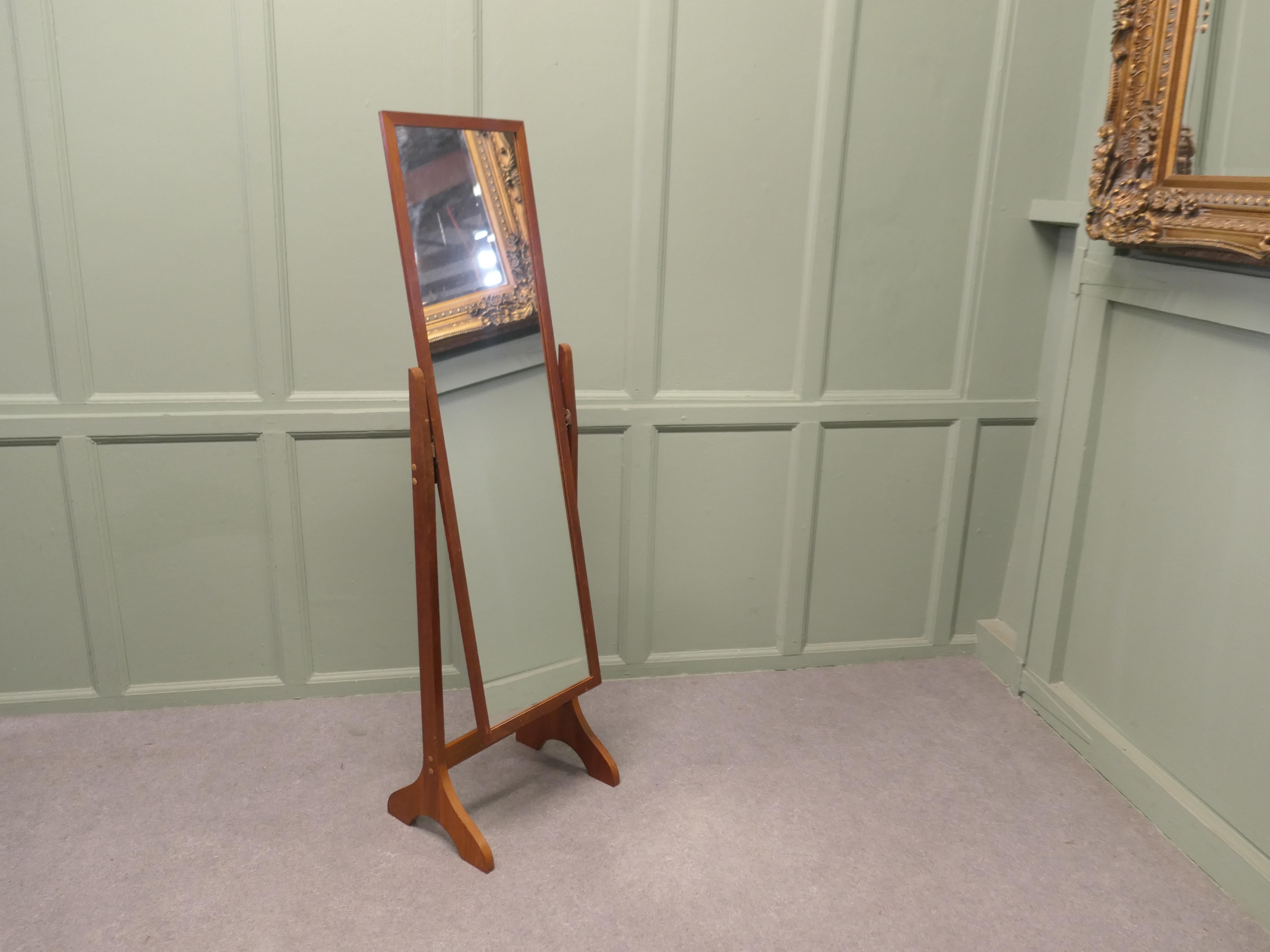 Teak Specchio ovale danese di metà secolo in stile design danese in vendita