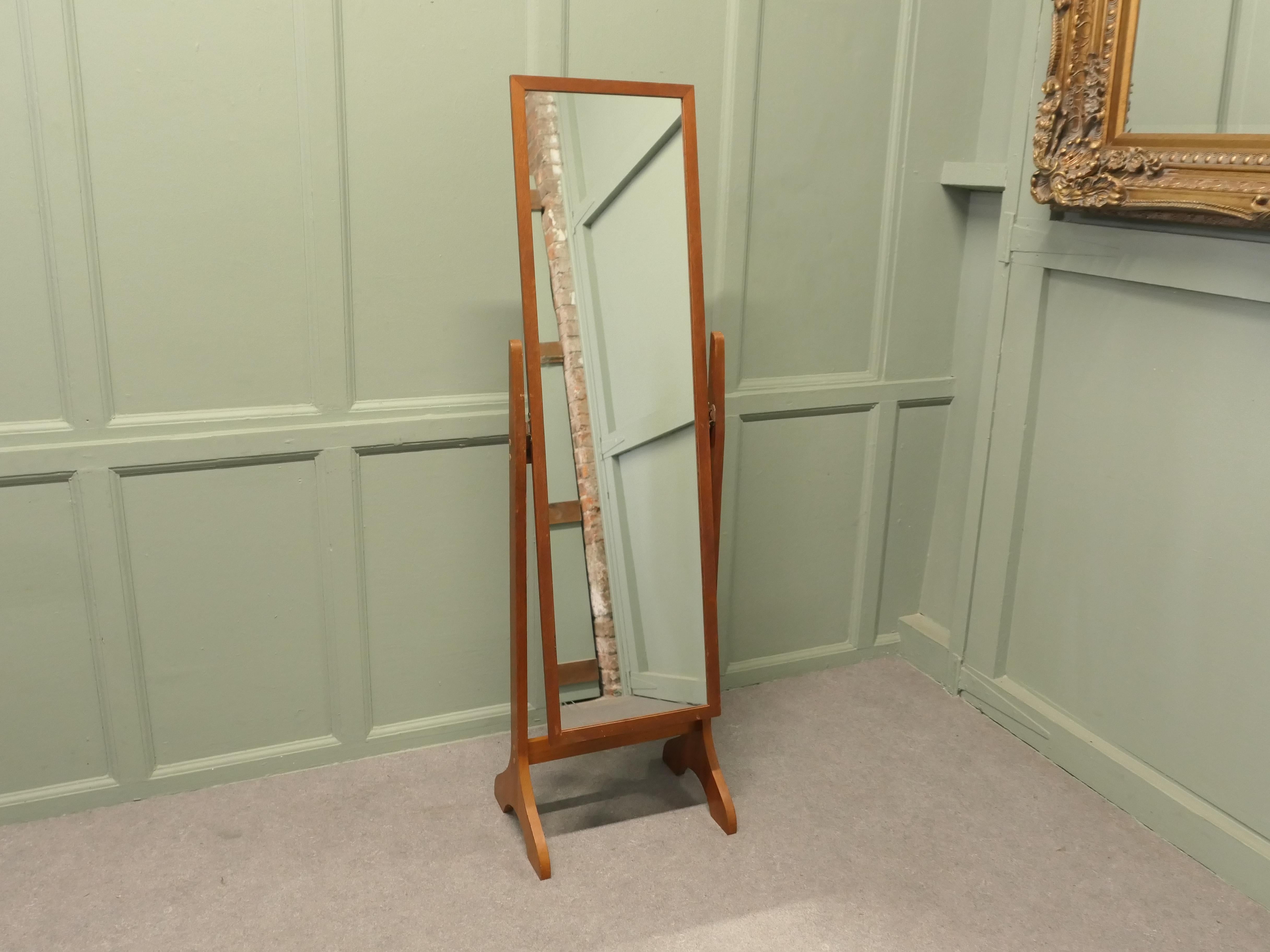 Specchio ovale danese di metà secolo in stile design danese in vendita 1