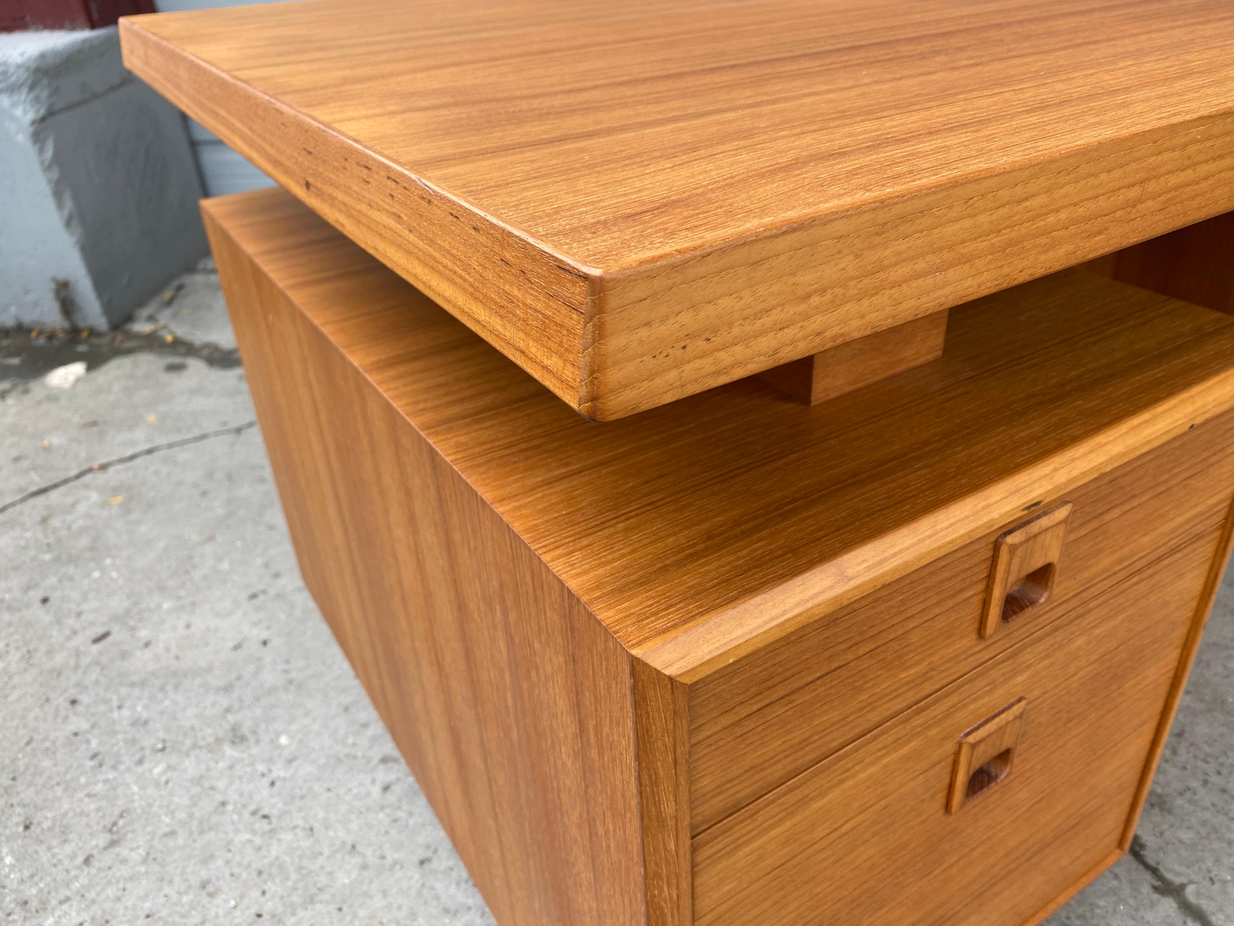 Danish Design, Teak Architectural Executive Floating Desk by Mobican In Good Condition In Buffalo, NY