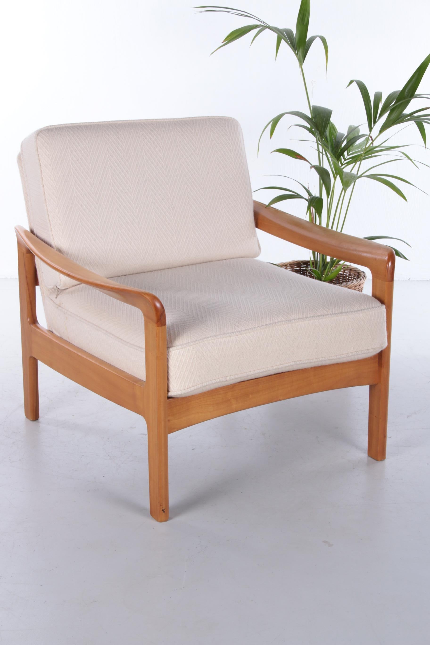 A beautiful Danish armchair in solid teak, this model is called the 'Senator', it was designed by Ole Wanscher and was made by Cado in the 60s-70s.
It is in excellent condition for its age, the teak frame is clean, sturdy and healthy with only some