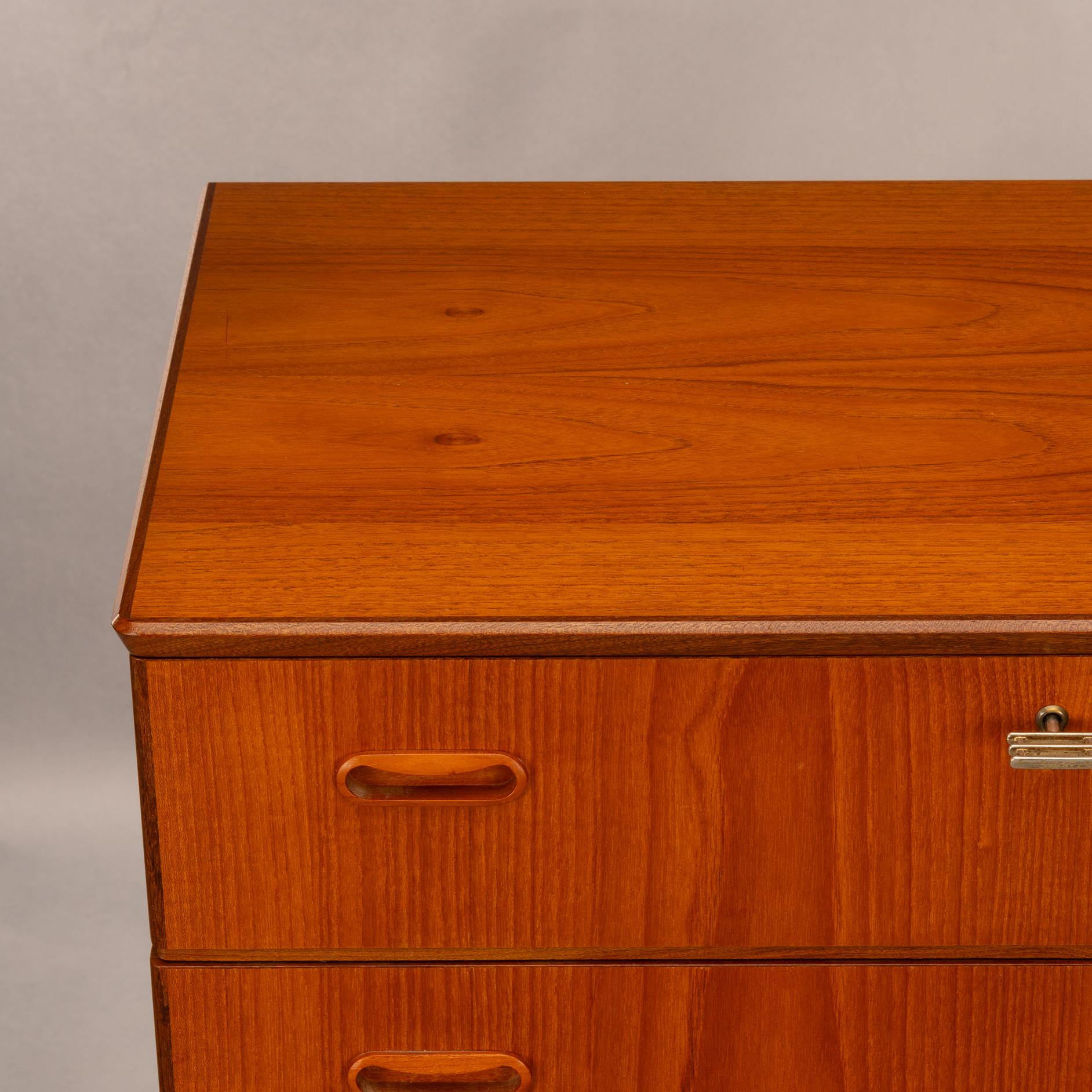 Dänische Kommode aus Teakholz im dänischen Design, 1960er Jahre im Angebot 8
