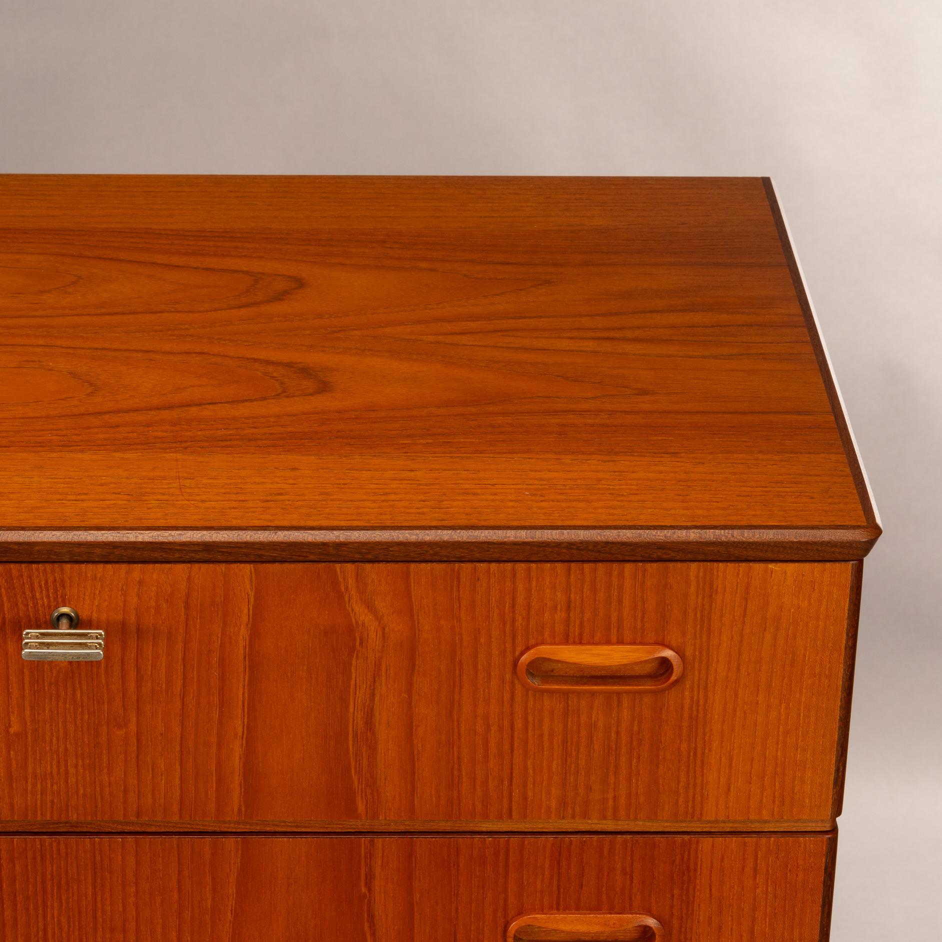 Dänische Kommode aus Teakholz im dänischen Design, 1960er Jahre im Angebot 9