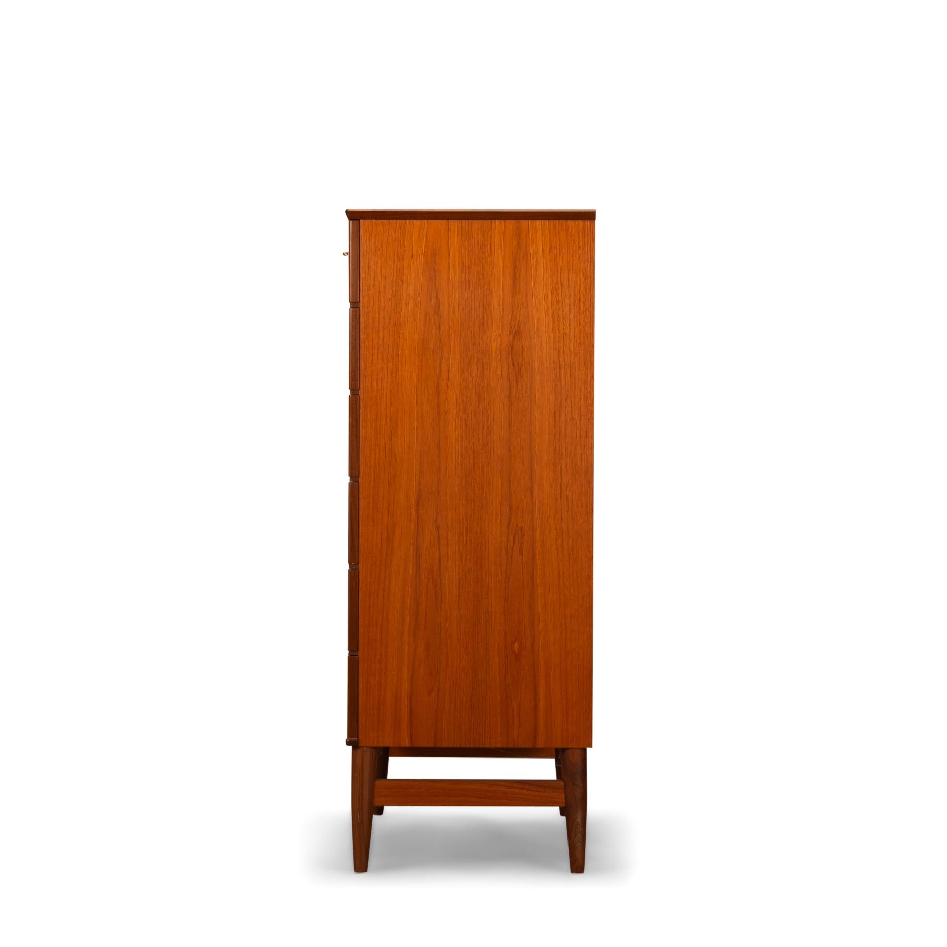 Kommode aus Teakholz
Eine schöne Kommode aus Teakholz. Die Farbe ist ein schönes rötliches Braun. Die coolen Griffe und die Musterung des Holzes machen dieses Modell zu einem echten Hingucker. Diese hohe Kommode ist in sehr gutem