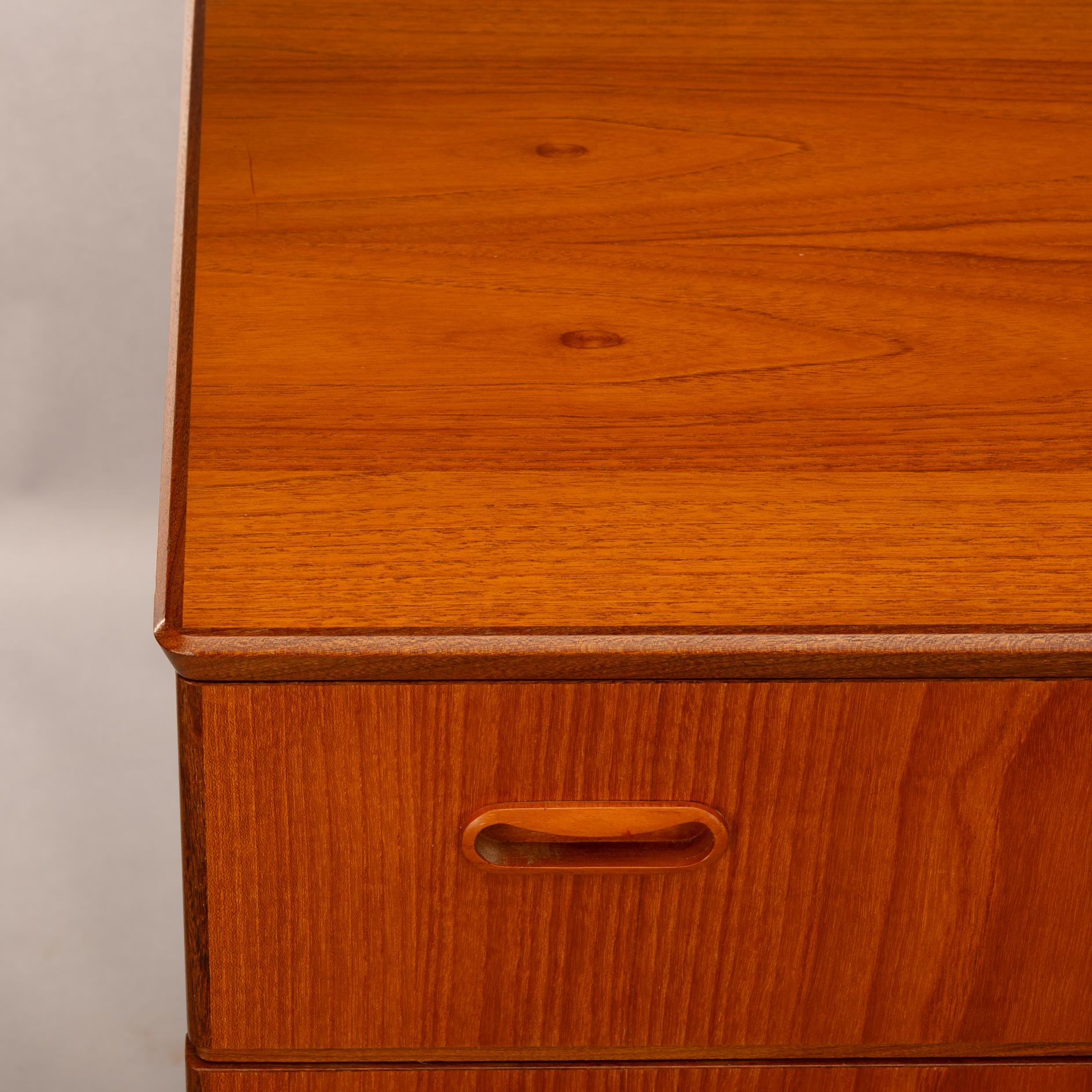 Dänische Kommode aus Teakholz im dänischen Design, 1960er Jahre im Angebot 1