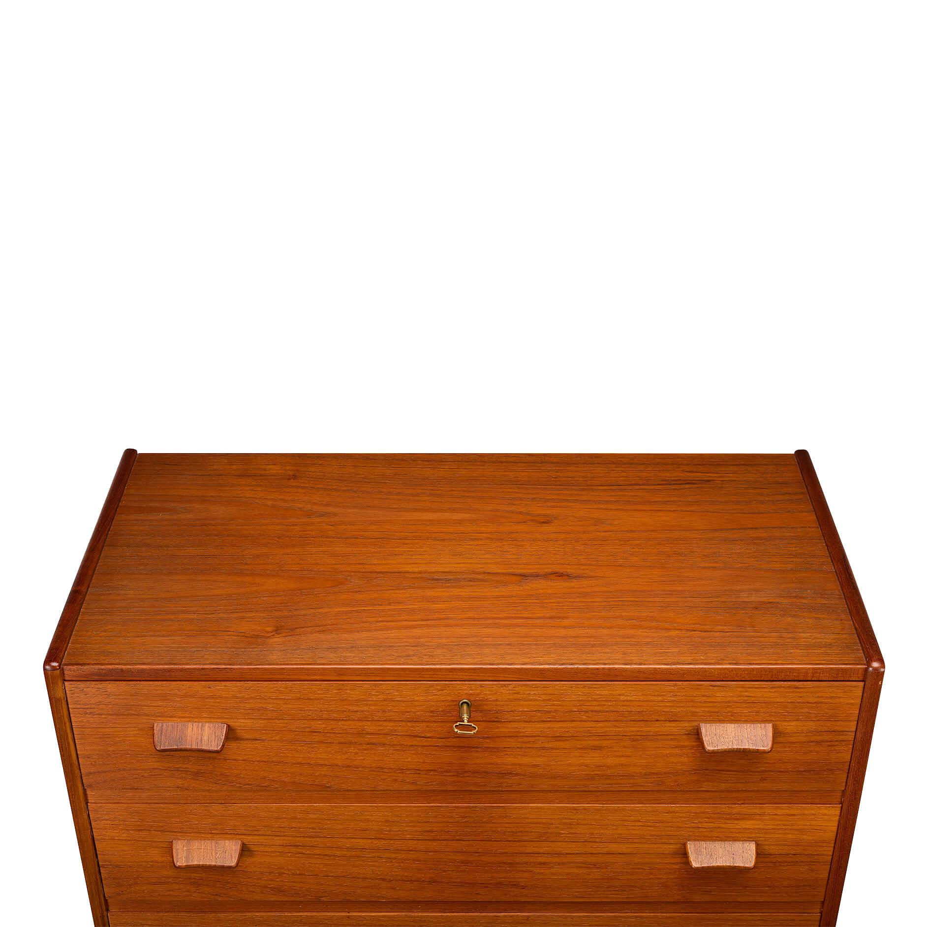 Danish Design Teak Chest of Drawers by Munch, 1960s In Good Condition For Sale In Elshout, NL