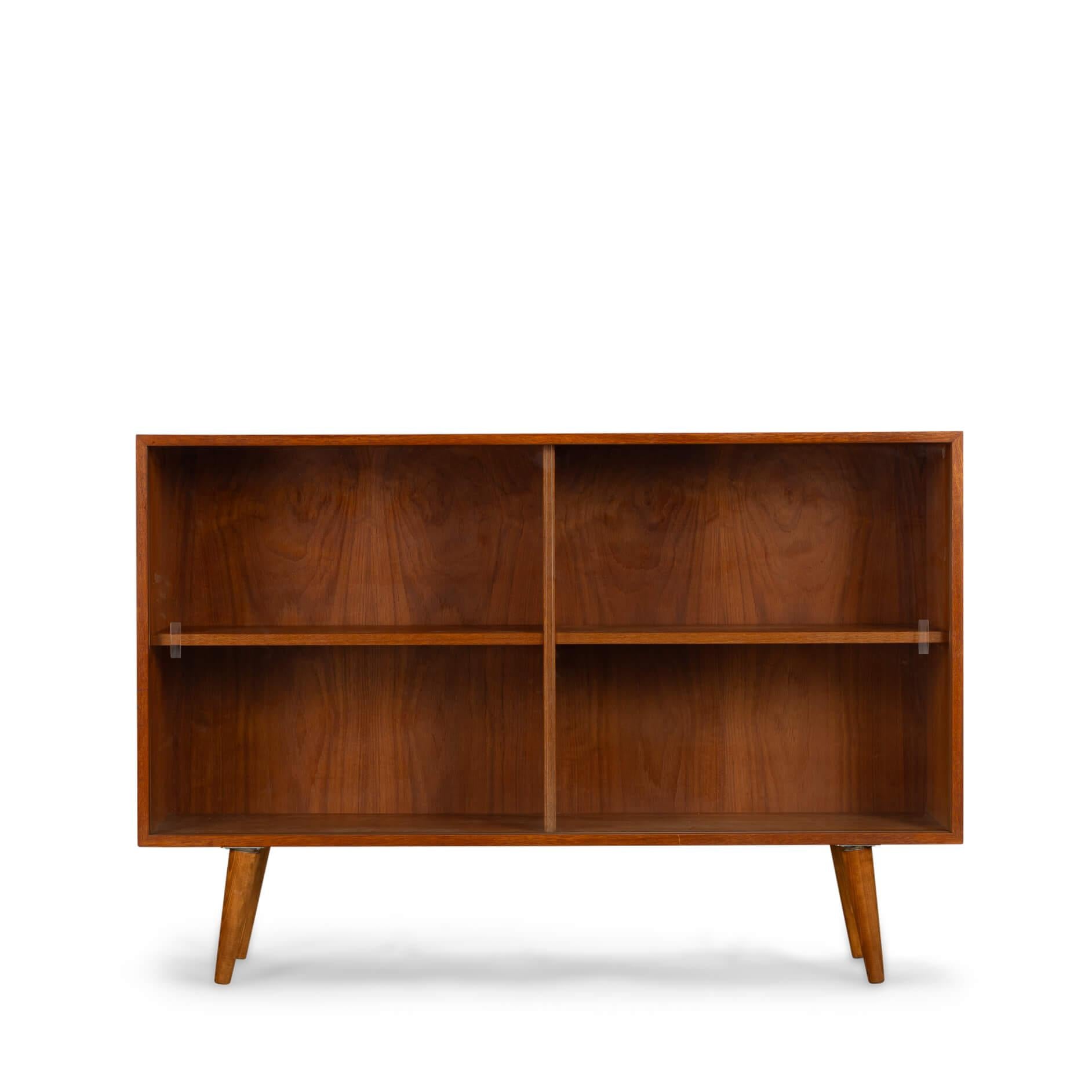 Danish Design: Bookcase
Danish low bookcase in beautiful teak veneer. The vintage chest still has it's original sliding doors.

This chest is in very good vintage condition only a small damage on the right side.
