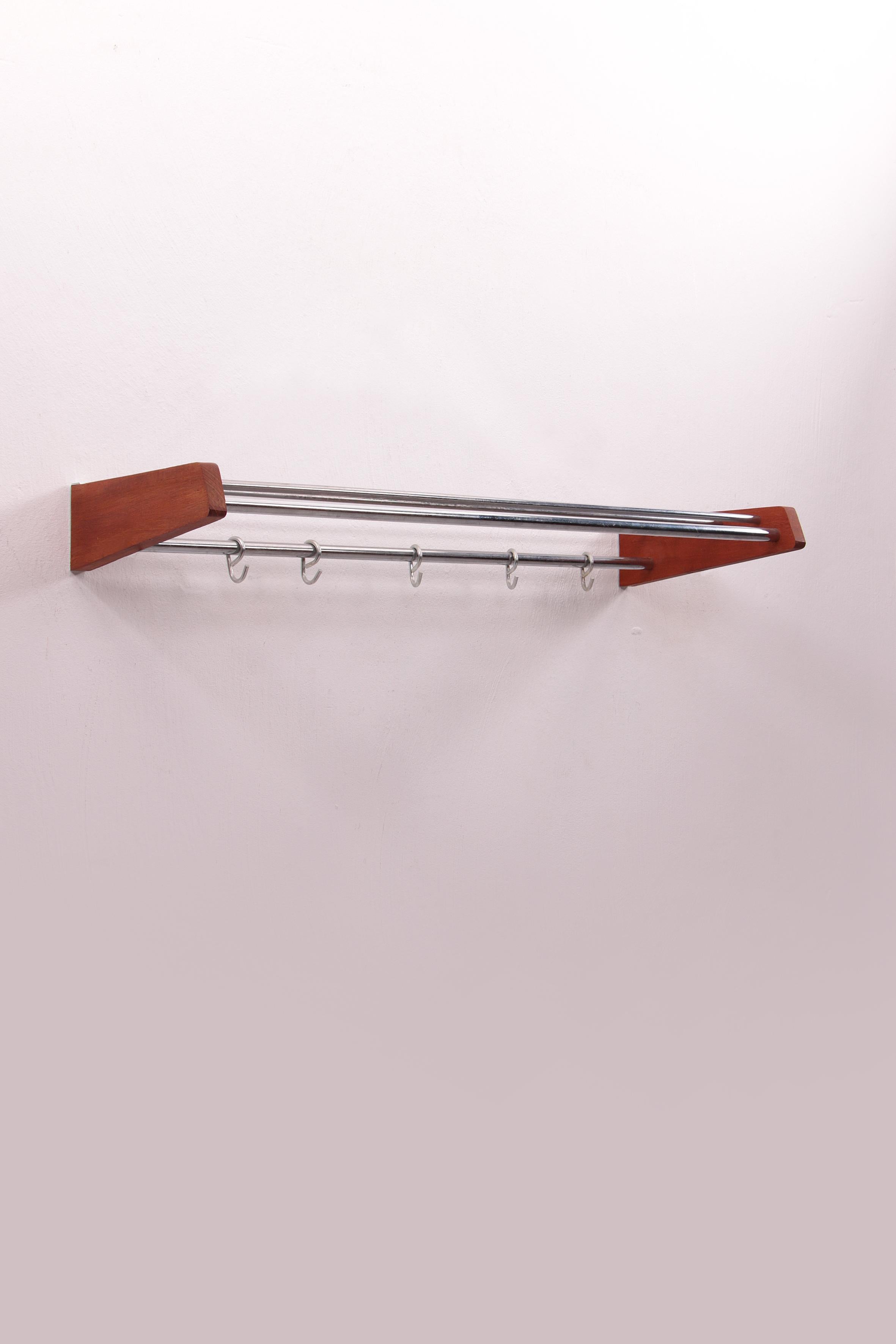 Perchero de pared de teca de diseño danés con ganchos cromados, años 60 Carpintería en venta