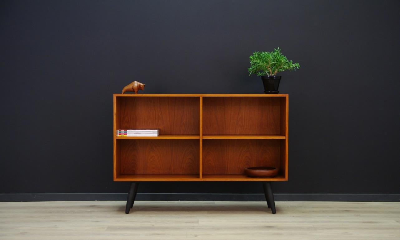 Classic bookcase - library from the 1960s-1970s, a minimalist form - Scandinavian design. The whole veneered with teak. Adjustable shelves. Preserved in good condition (small bruises and scratches) - directly for use.

Dimensions: Height 84 cm,