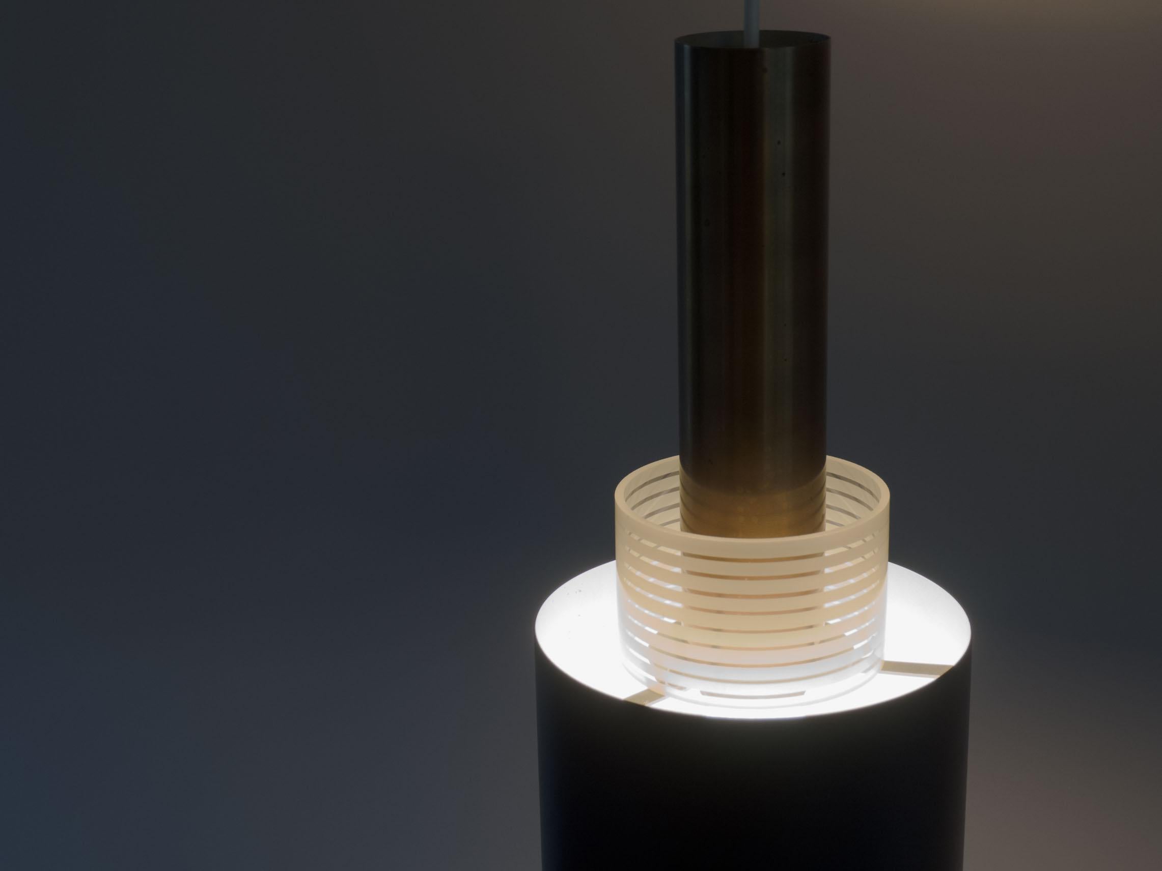 Extraordinaire lampe suspendue au design danois.

Cette lampe se compose d'un cône en laiton, d'un anneau en verre rayé et d'un abat-jour en métal laqué noir. La combinaison des matériaux et surtout le verre rayé donnent un bel aspect à la lumière