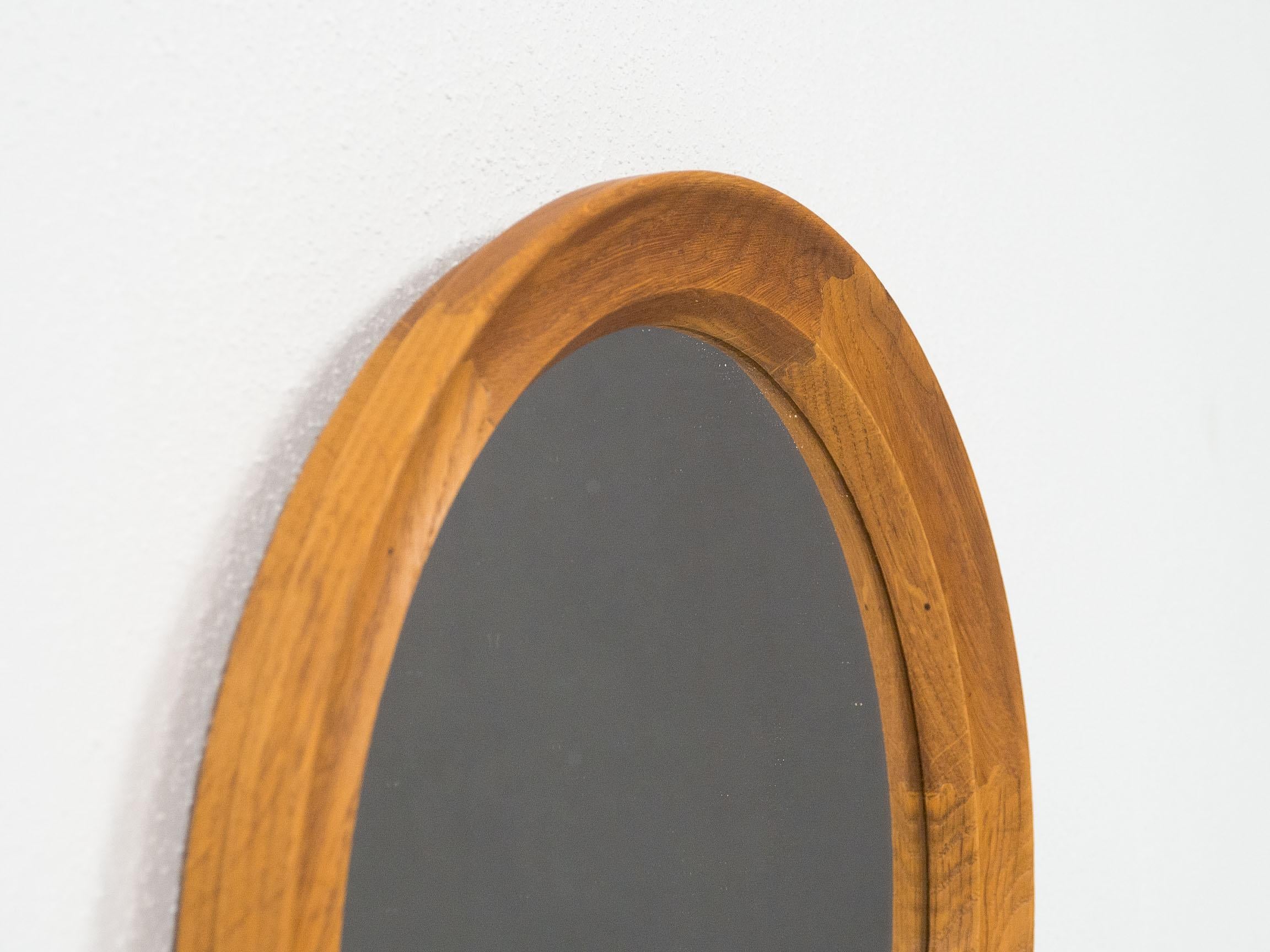 Round mirror from Denmark, 1960s.

This mirror is made from solid pieces of oak joined in visible finger joints.

The mirror is in good condition, there are a couple specks around the side of the mirror. Please see the photos for this.