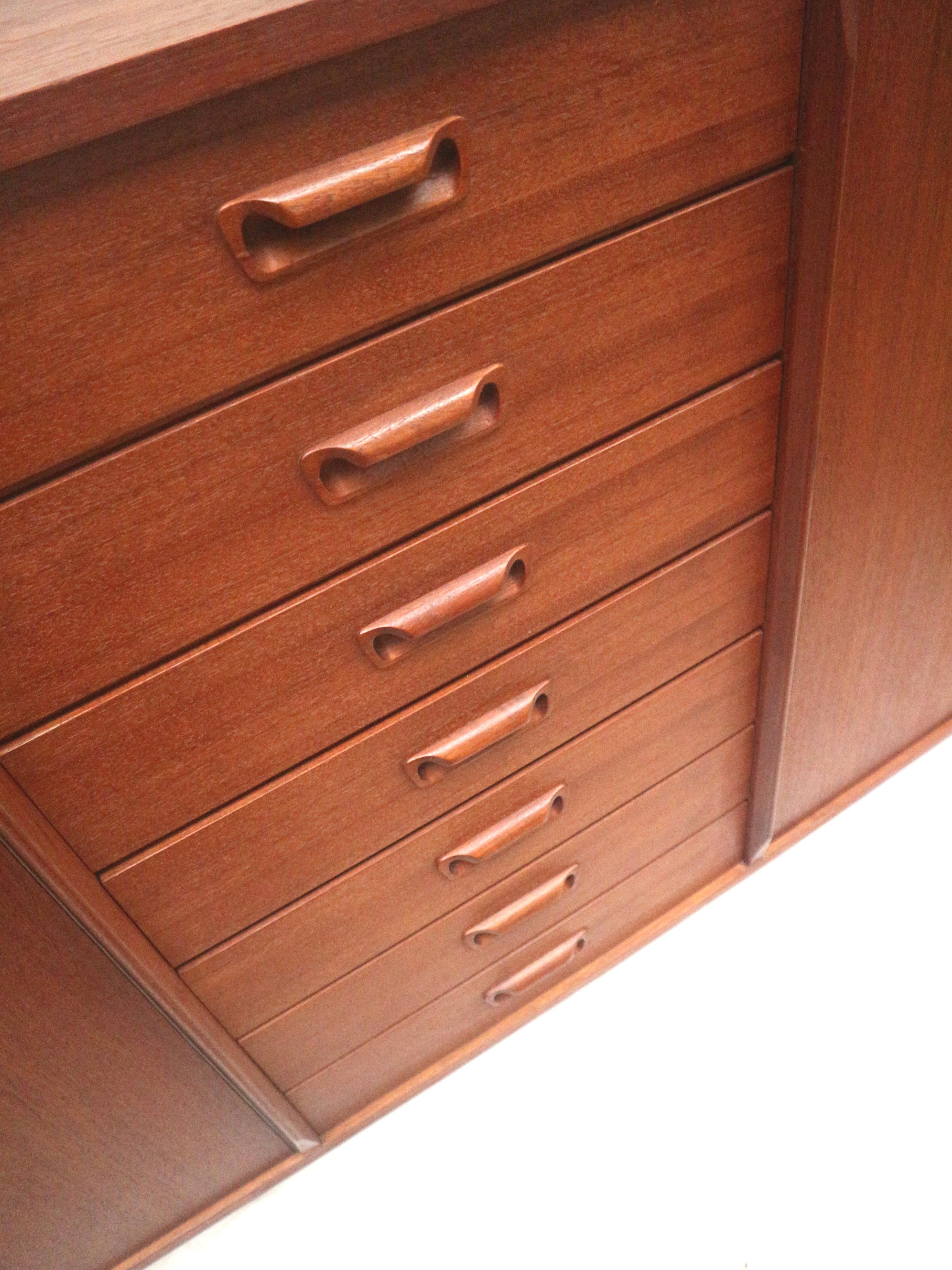 Danish design vintage sideboard made of teak from the 1960s For Sale 1
