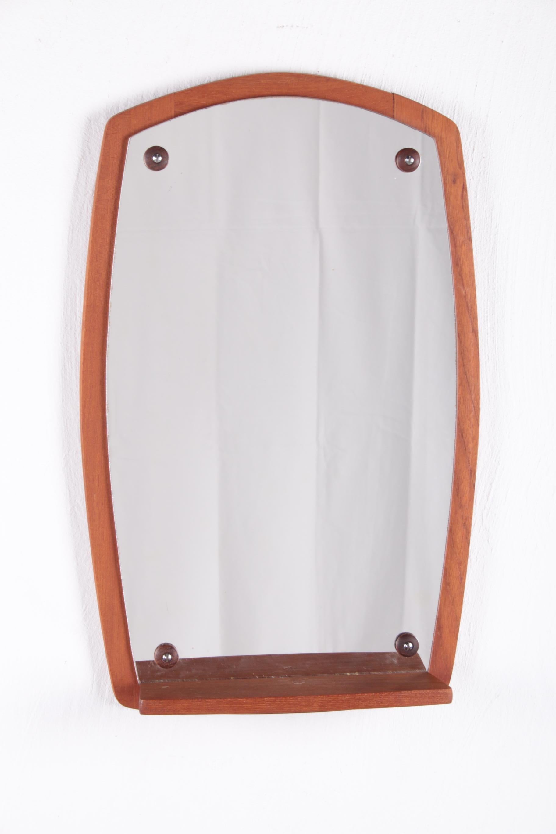 This is a beautiful teak wooden wall mirror with a beautiful wooden shelf attached to it.
Are you missing a mirror somewhere on the wall, we have a topper here.
A nice detail is the wooden ball around the screw.