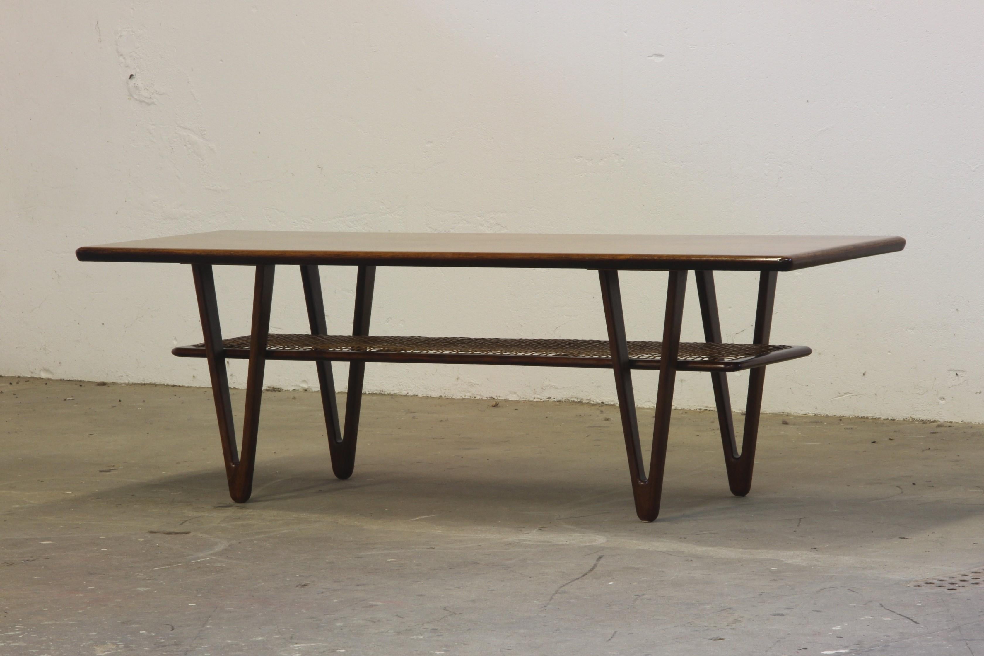 Rare table basse conçue par le célèbre designer de meubles danois Kurt Østervig, Danemark dans les années 1950. Période moderne du milieu du siècle.

Table basse sculptée sur 4 pieds triangulaires en teck massif, uniques et solides, avec une étagère