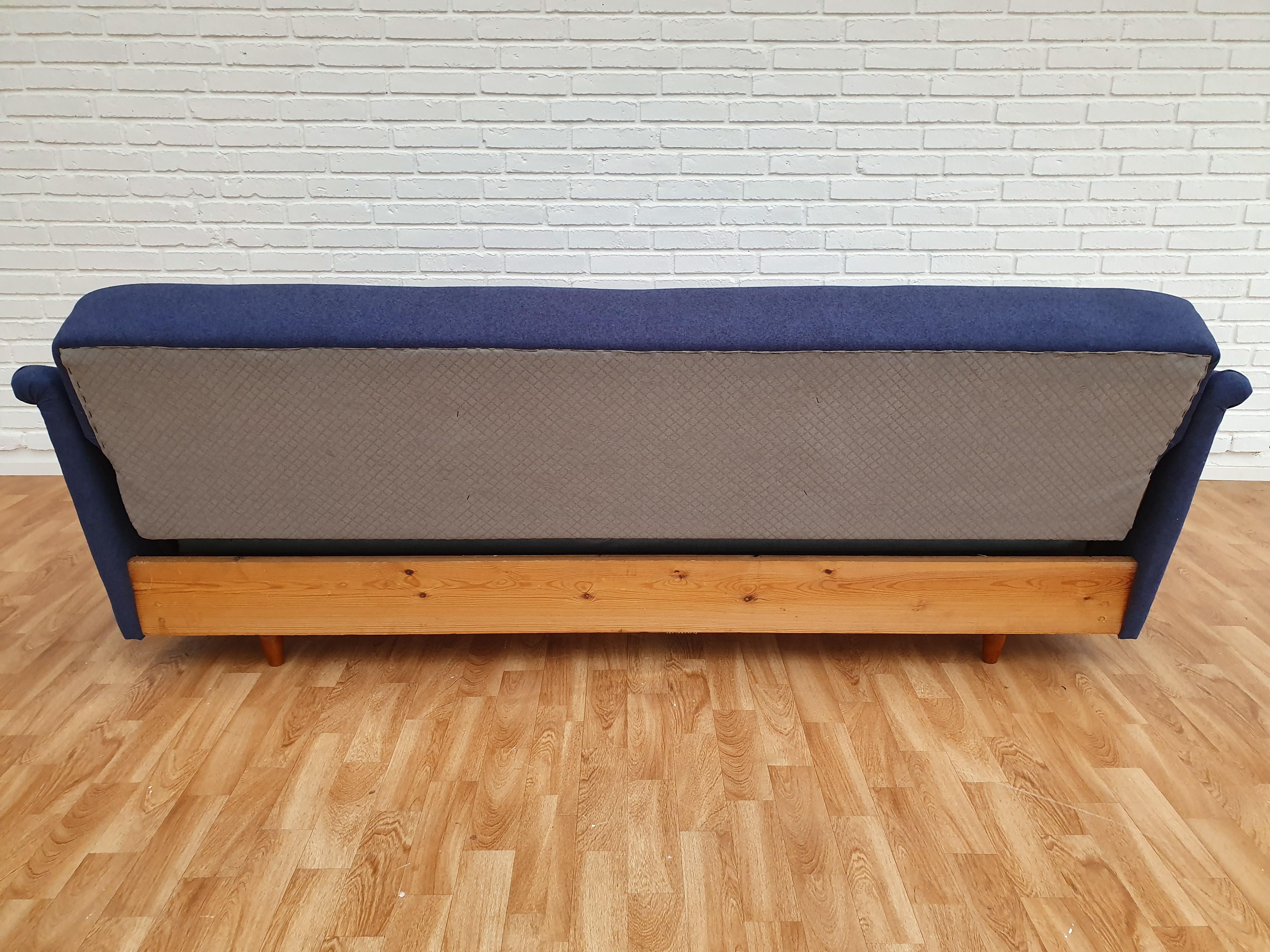 Danish Designed, 3 Persons Sofa Bed, 1960s, Completely Restored im Zustand „Gut“ im Angebot in Tarm, DK