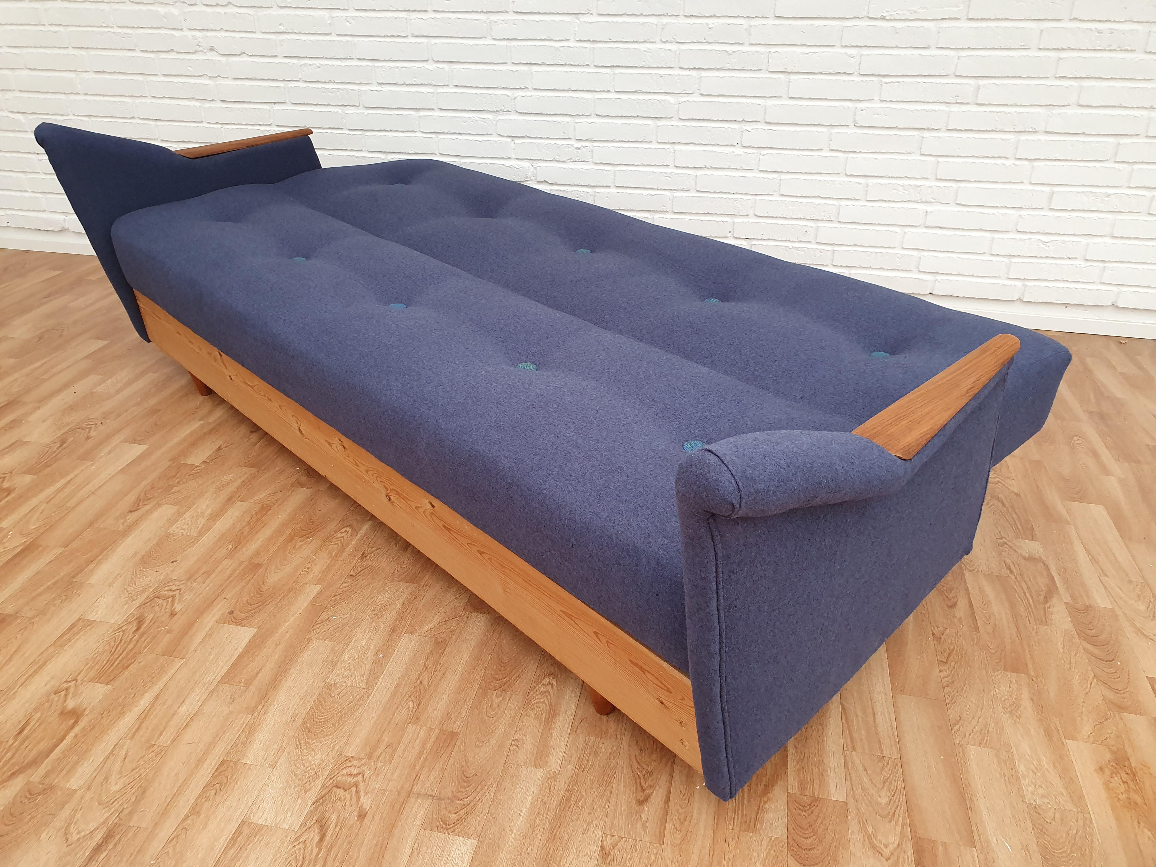 Danish Designed, 3 Persons Sofa Bed, 1960s, Completely Restored (Mitte des 20. Jahrhunderts) im Angebot