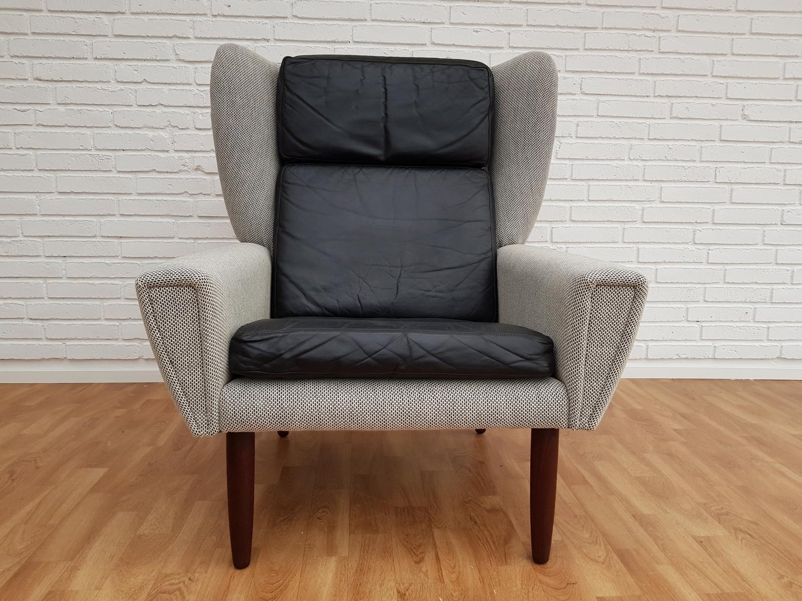 Danish Lounge Chair, 1970s, Wool, Leather, Completely Restored In Good Condition For Sale In Tarm, DK