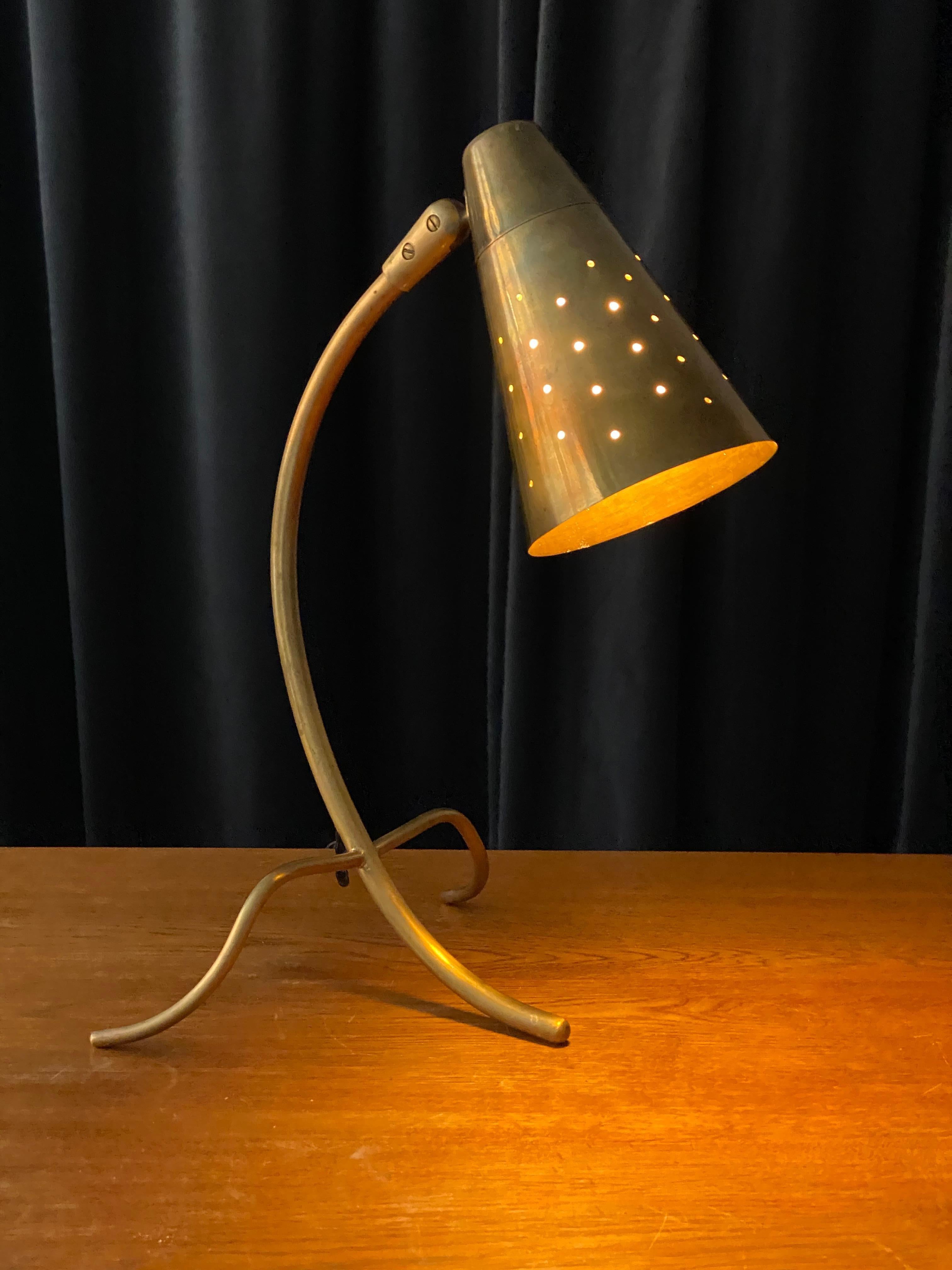 Danish Designer, Adjustable Modernist Table Lamp, Brass, Denmark, 1940s In Good Condition In High Point, NC