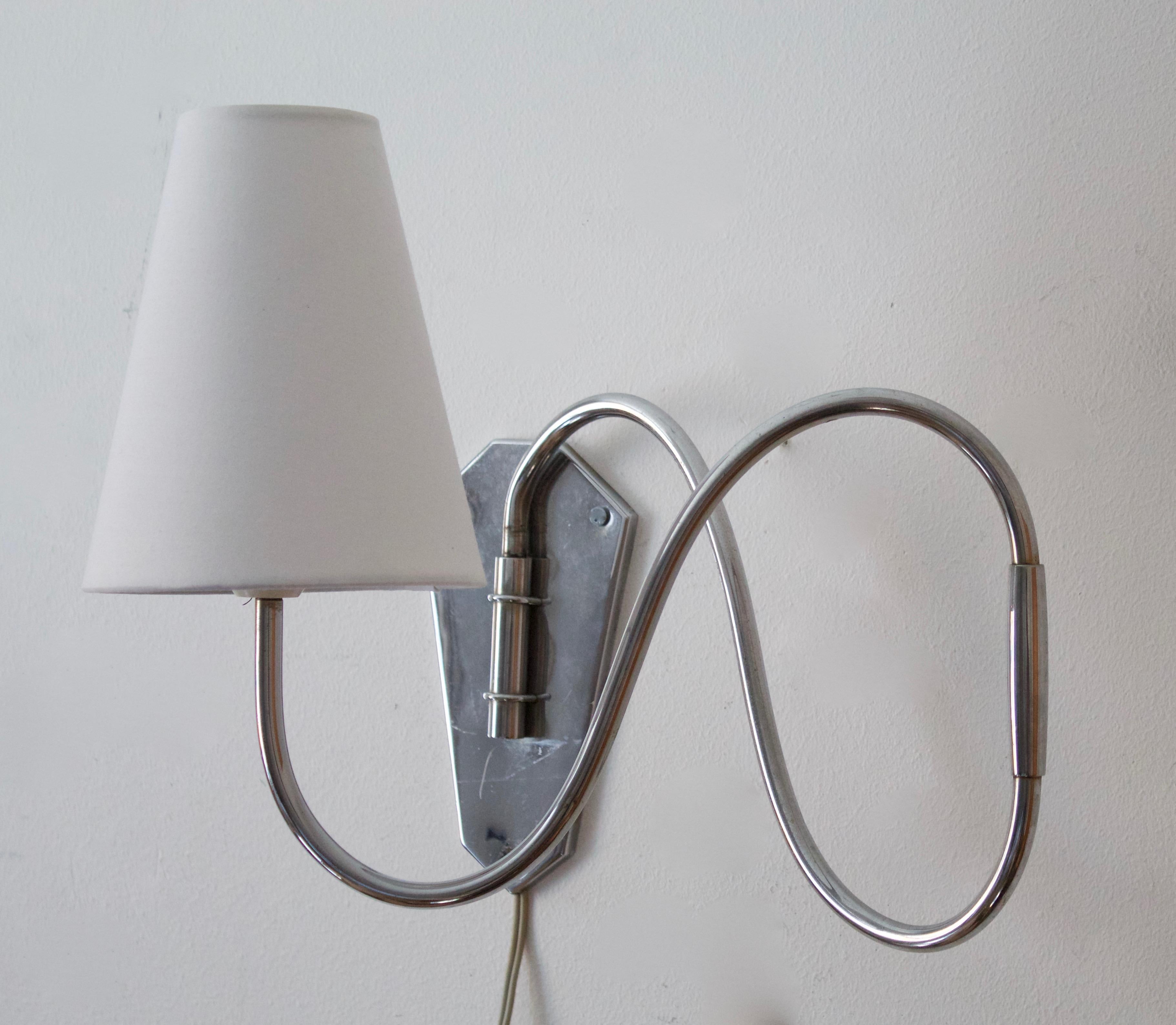 Danish Designer, Adjustable Wall Light, Chrome steel, Fabric, Denmark, 1940s In Good Condition For Sale In High Point, NC