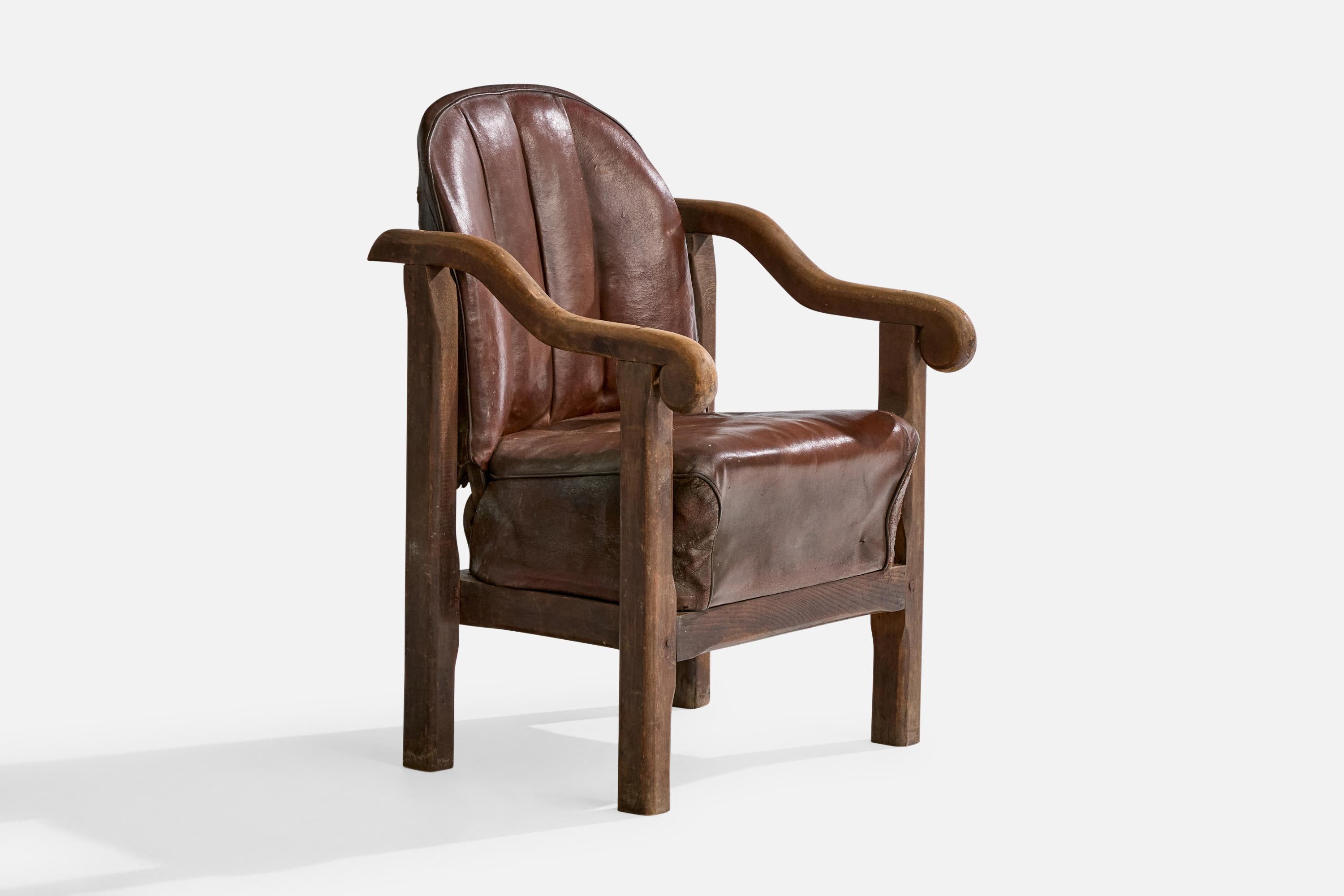 Fauteuil en hêtre et cuir brun, probablement conçu et produit au Danemark, vers les années 1920.

Le cuir est usé par l'âge et l'utilisation.

Usure importante liée à l'âge et à l'utilisation

Dimensions globales (pouces) : 34.5 