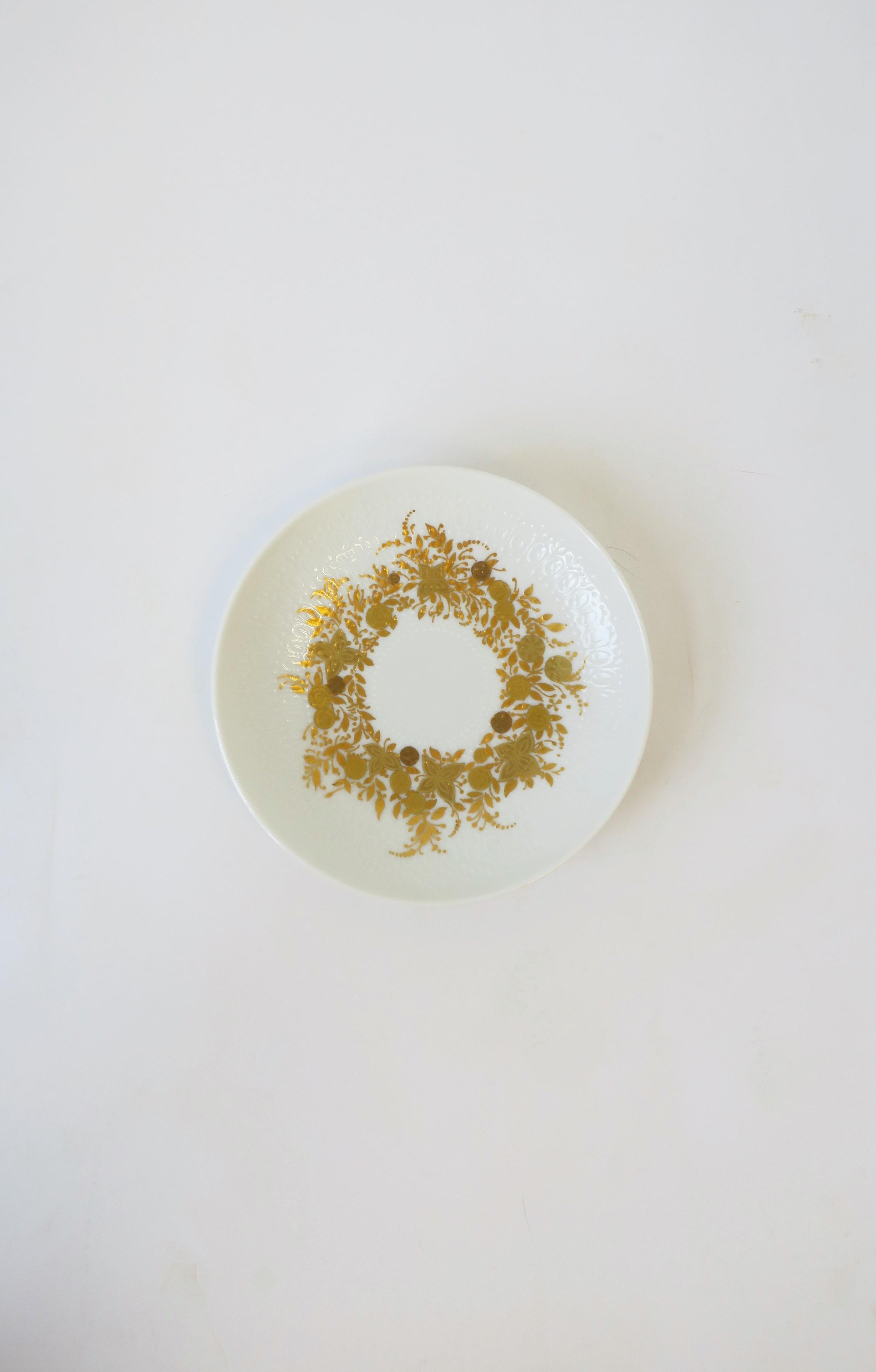 Un beau petit plat à bijoux blanc et or du designer danois Bjorn Wiinblad pour la porcelaine Rosenthal Studio-Line, Allemagne, 20e siècle. Avec la marque du concepteur et du marqueur sur le fond comme indiqué sur l'image #13. Une pièce idéale pour