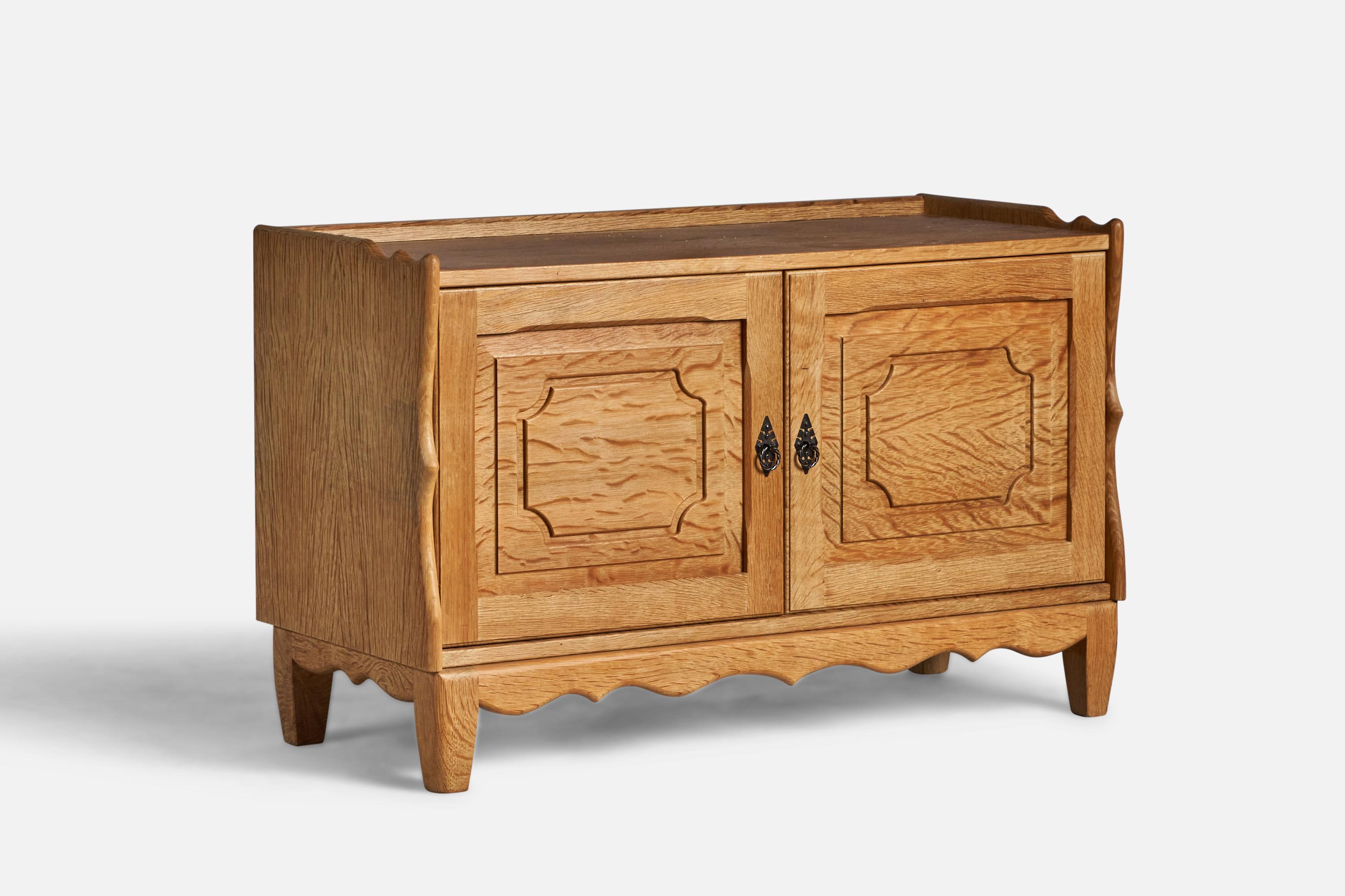 Armoire en chêne et en fer conçue et fabriquée au Danemark, années 1950