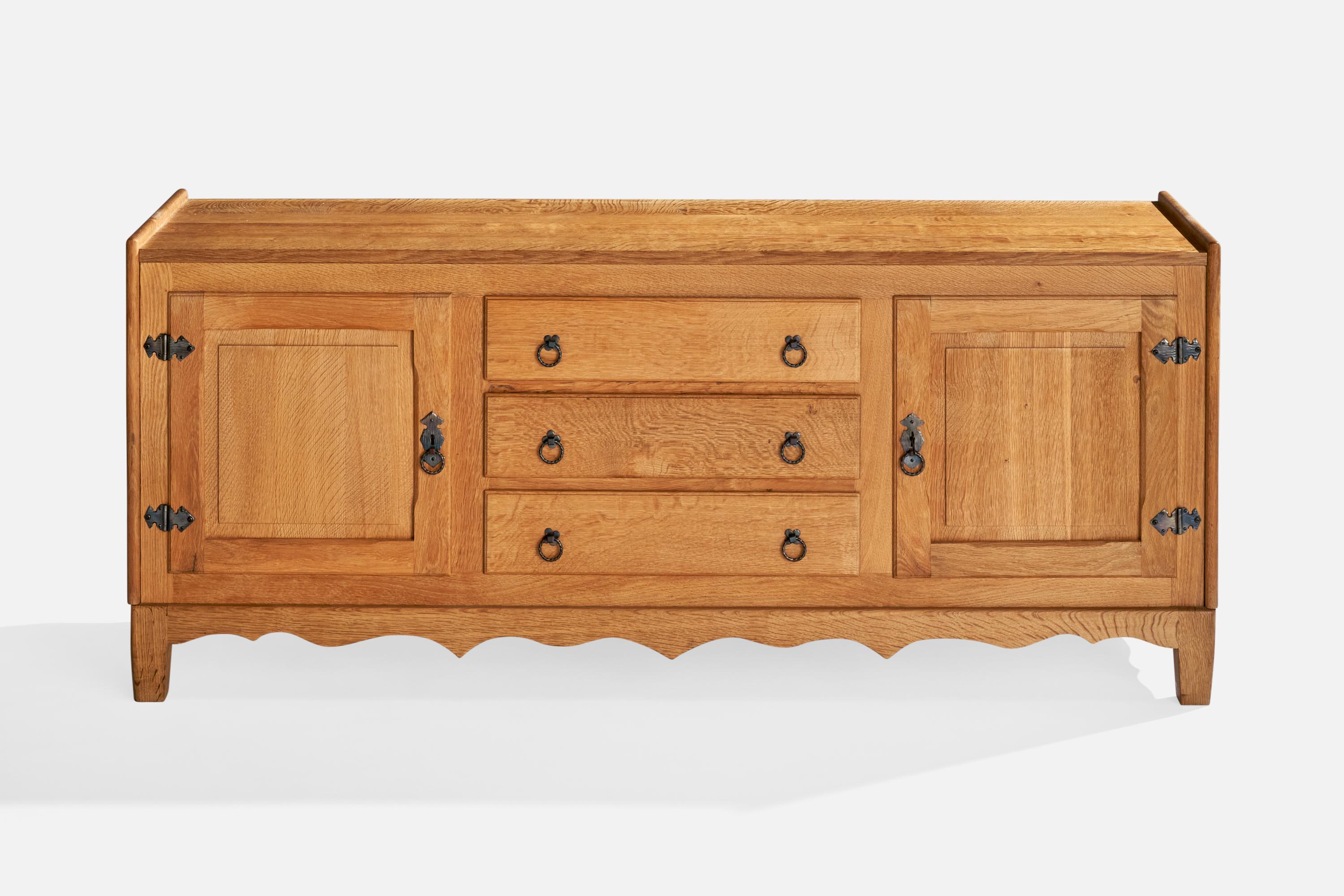 Armadio di design danese, Oak, ferro, Danimarca, anni '1960 In condizioni buone in vendita a High Point, NC