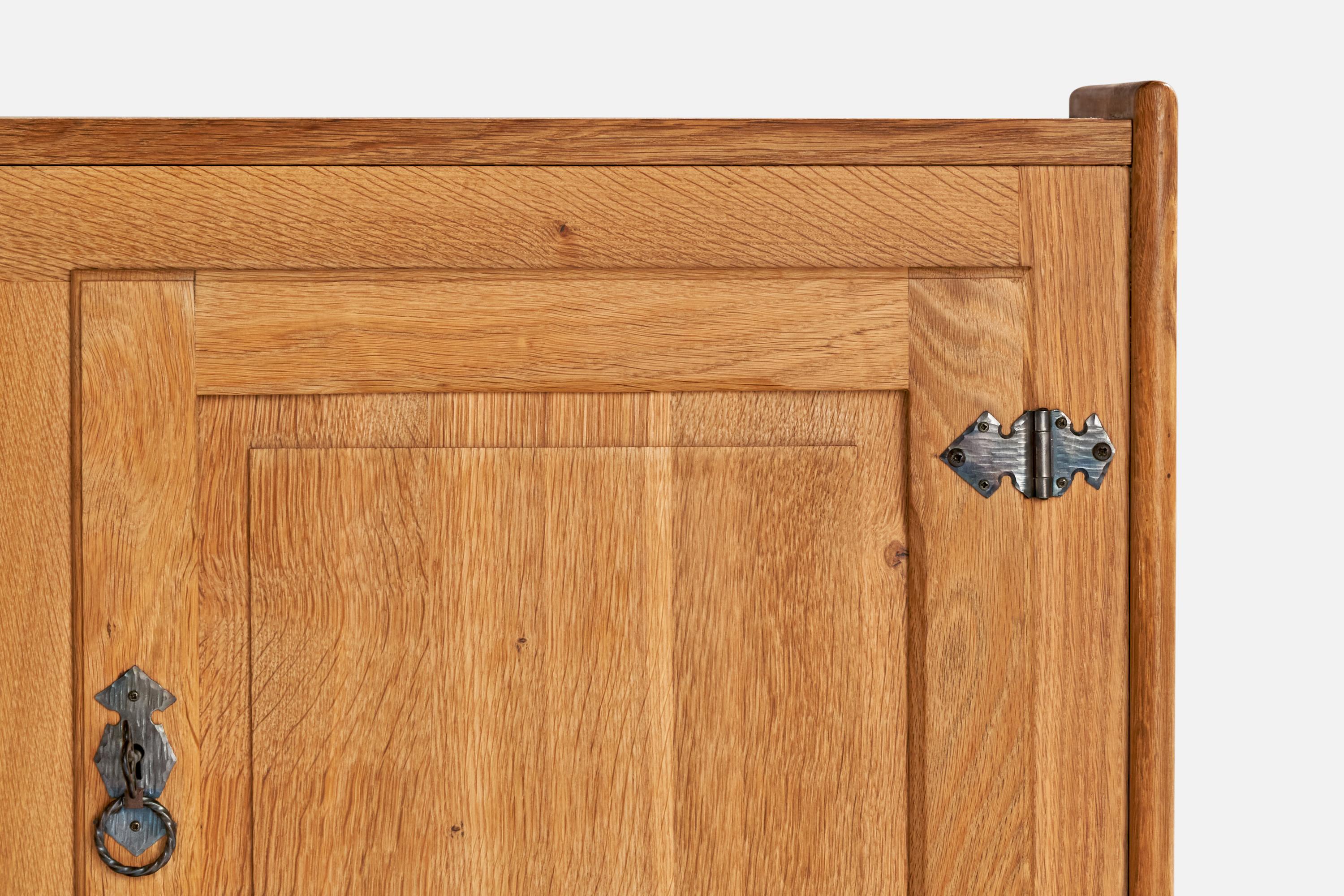 Ferro Armadio di design danese, Oak, ferro, Danimarca, anni '1960 in vendita
