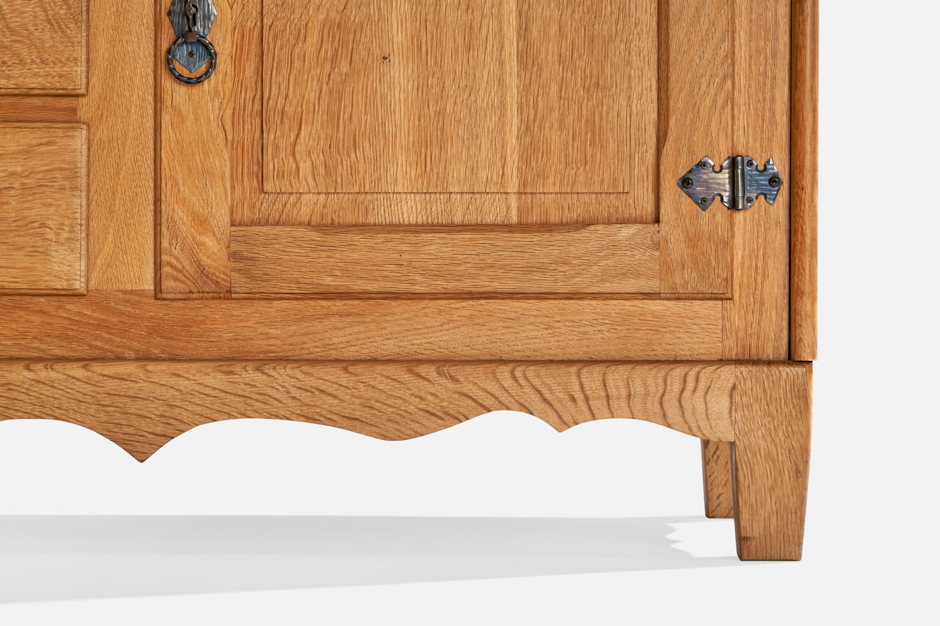 Armadio di design danese, Oak, ferro, Danimarca, anni '1960 in vendita 2