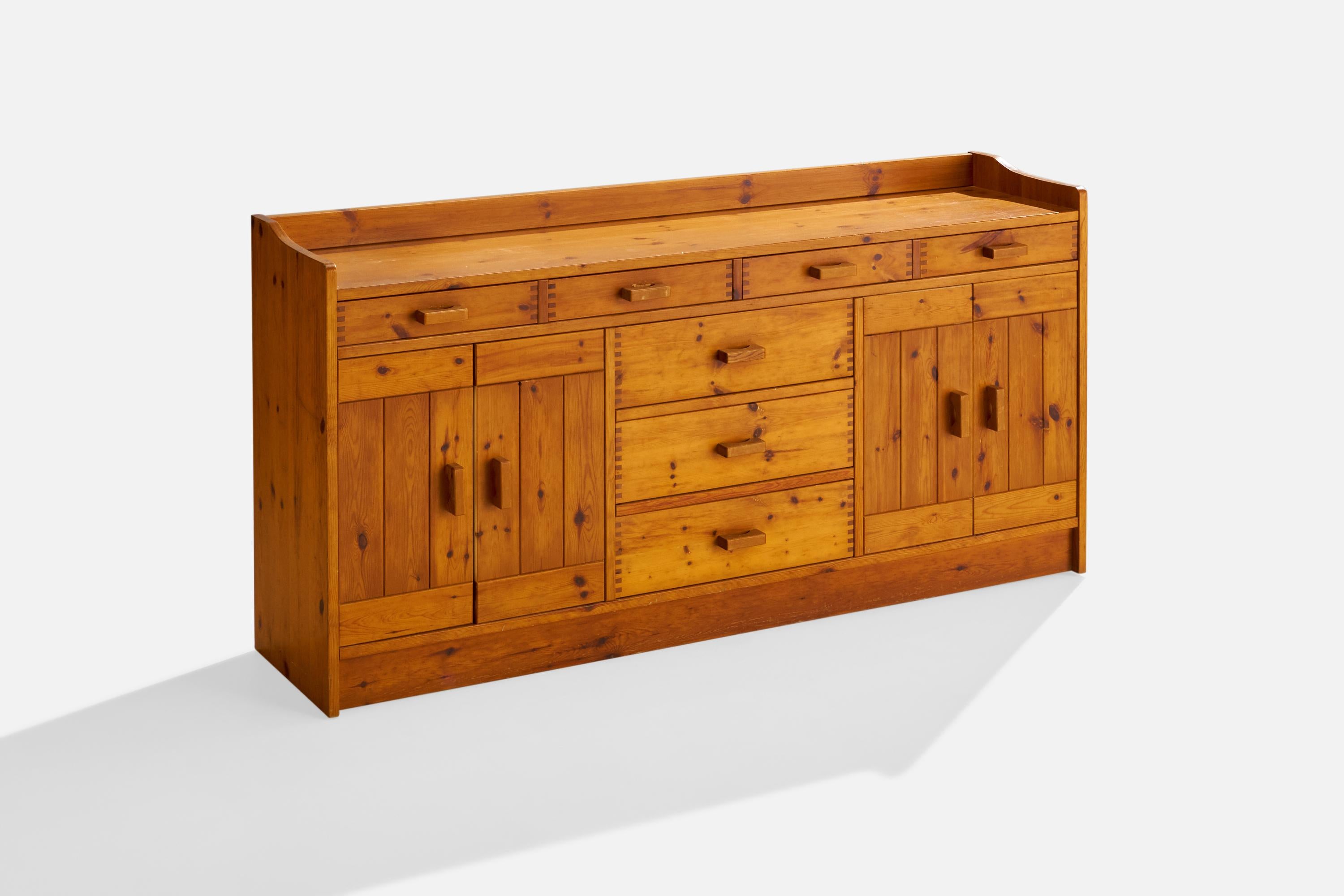 Un mobile o credenza in pino progettato e prodotto in Danimarca, negli anni '70 circa.