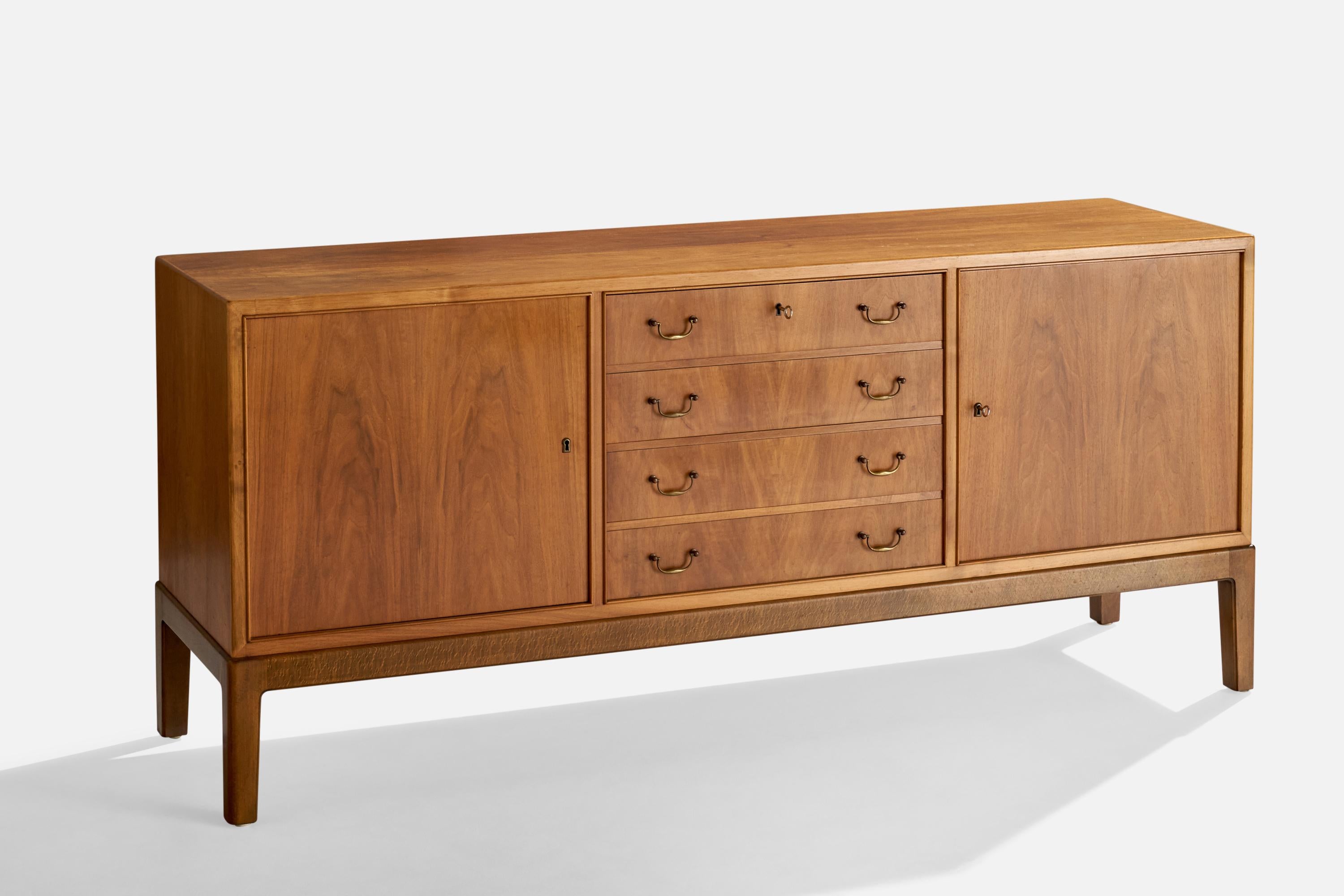Mueble de latón y nogal diseñado y fabricado en Dinamarca, c. década de 1940.


