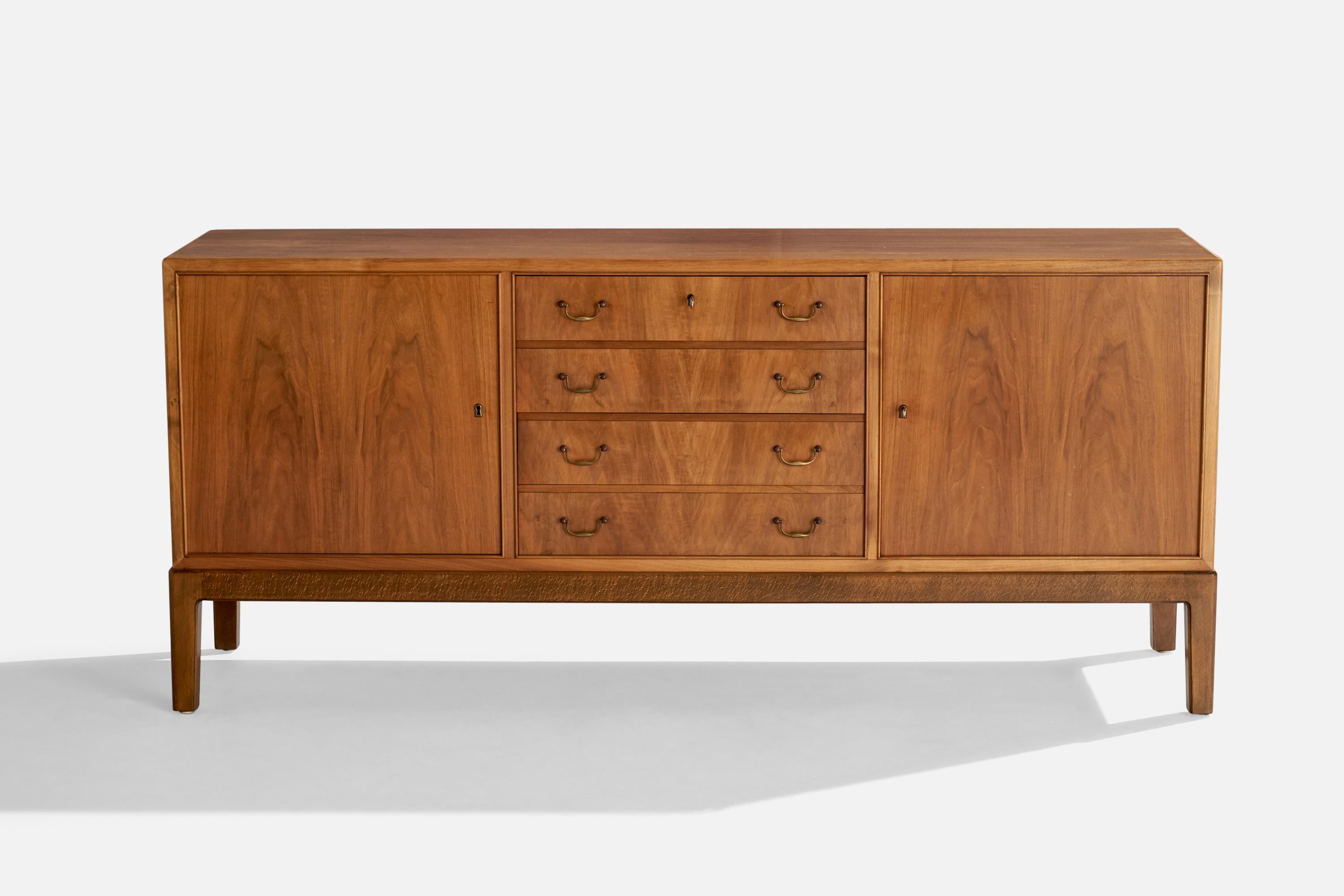 Armario de diseño danés, nogal, latón, Dinamarca, años 40 Danés en venta