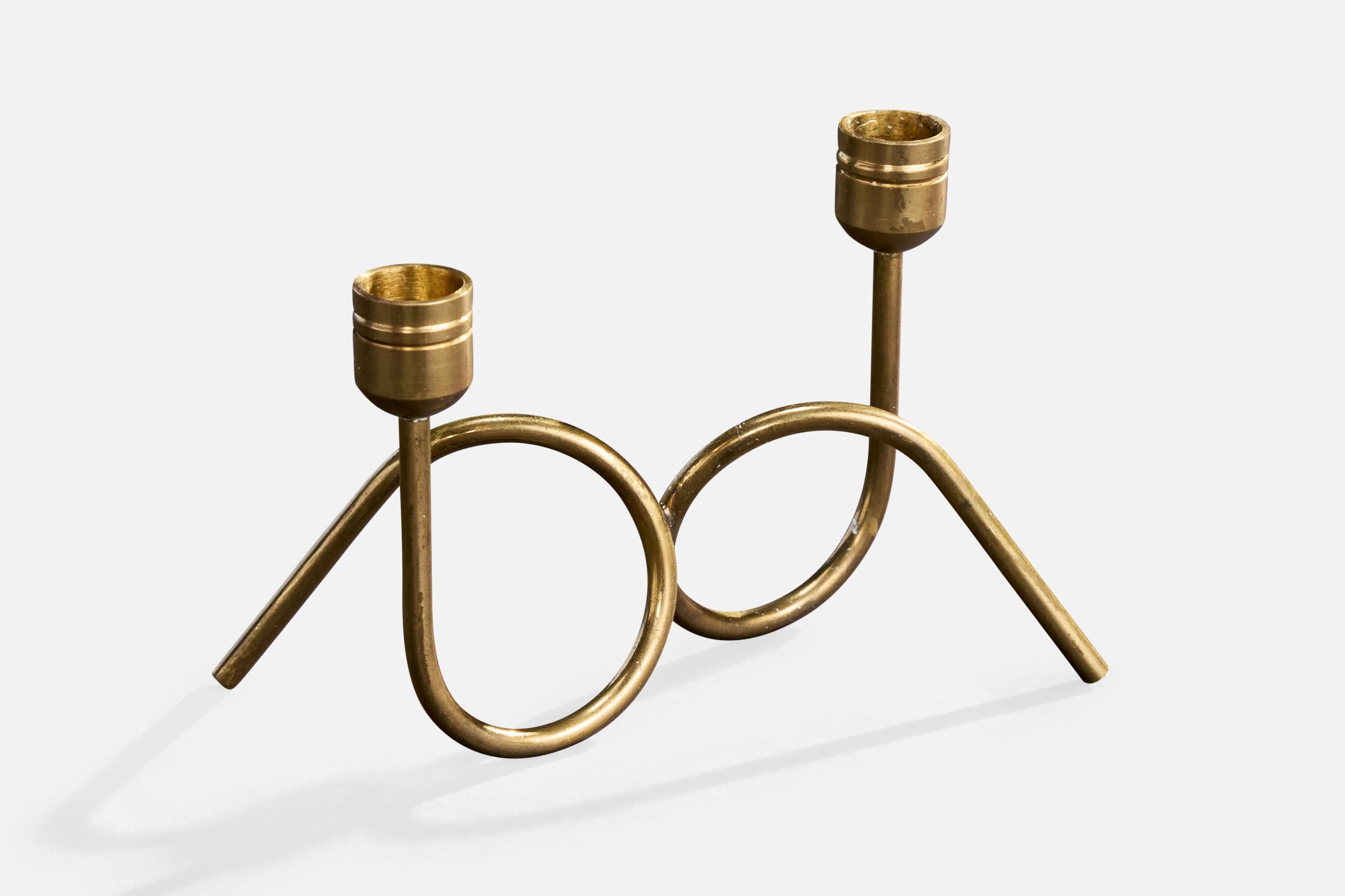 Kleiner Messingkandelaber, wahrscheinlich in Dänemark entworfen und hergestellt, ca. 1950er Jahre.

Gesamtabmessungen (Zoll): 2,75 