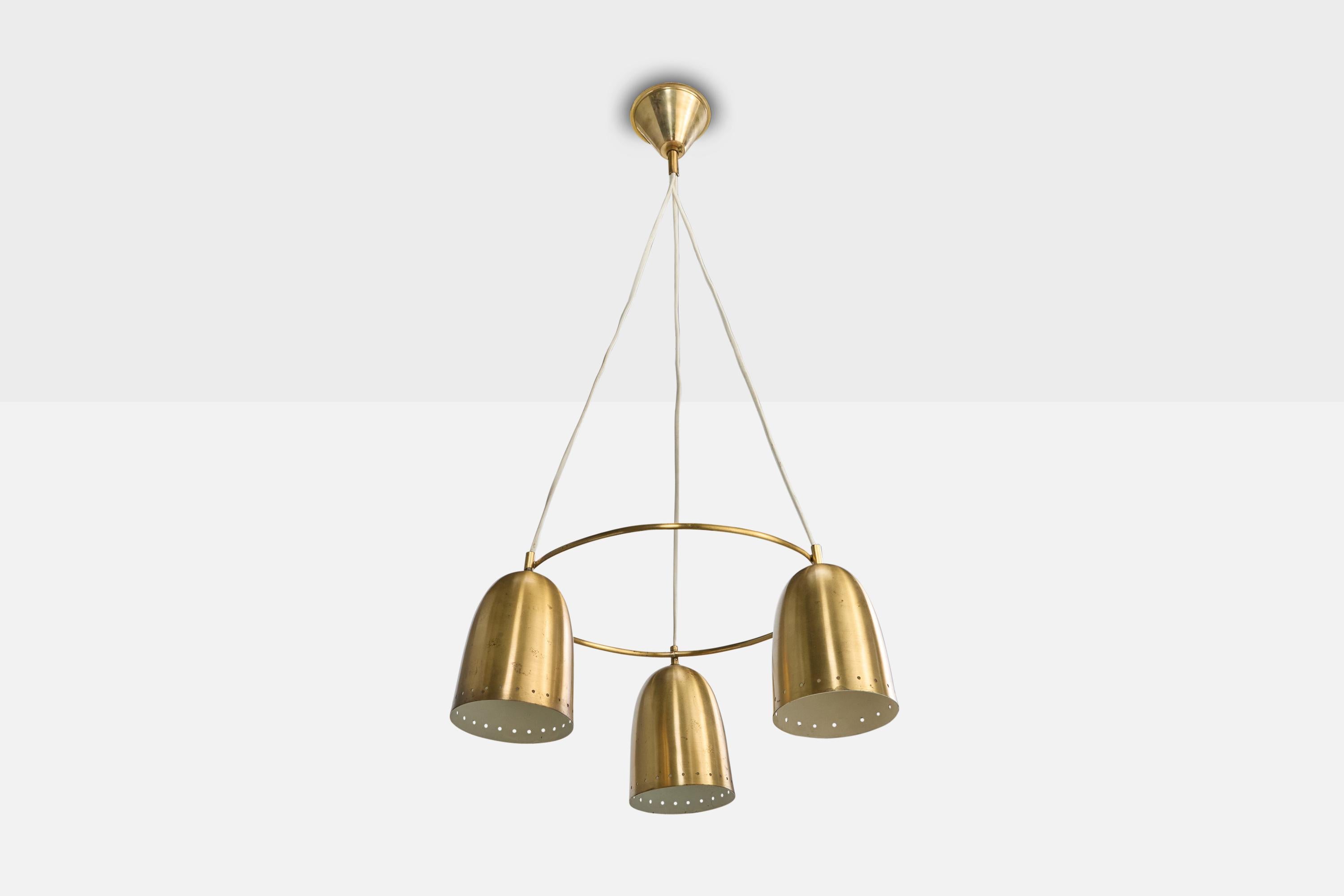 Lampadario in ottone progettato e prodotto in Danimarca, anni '1950 circa.

Le prese in ottone presentano una moderata ossidazione.

Dimensioni complessive (pollici): 34