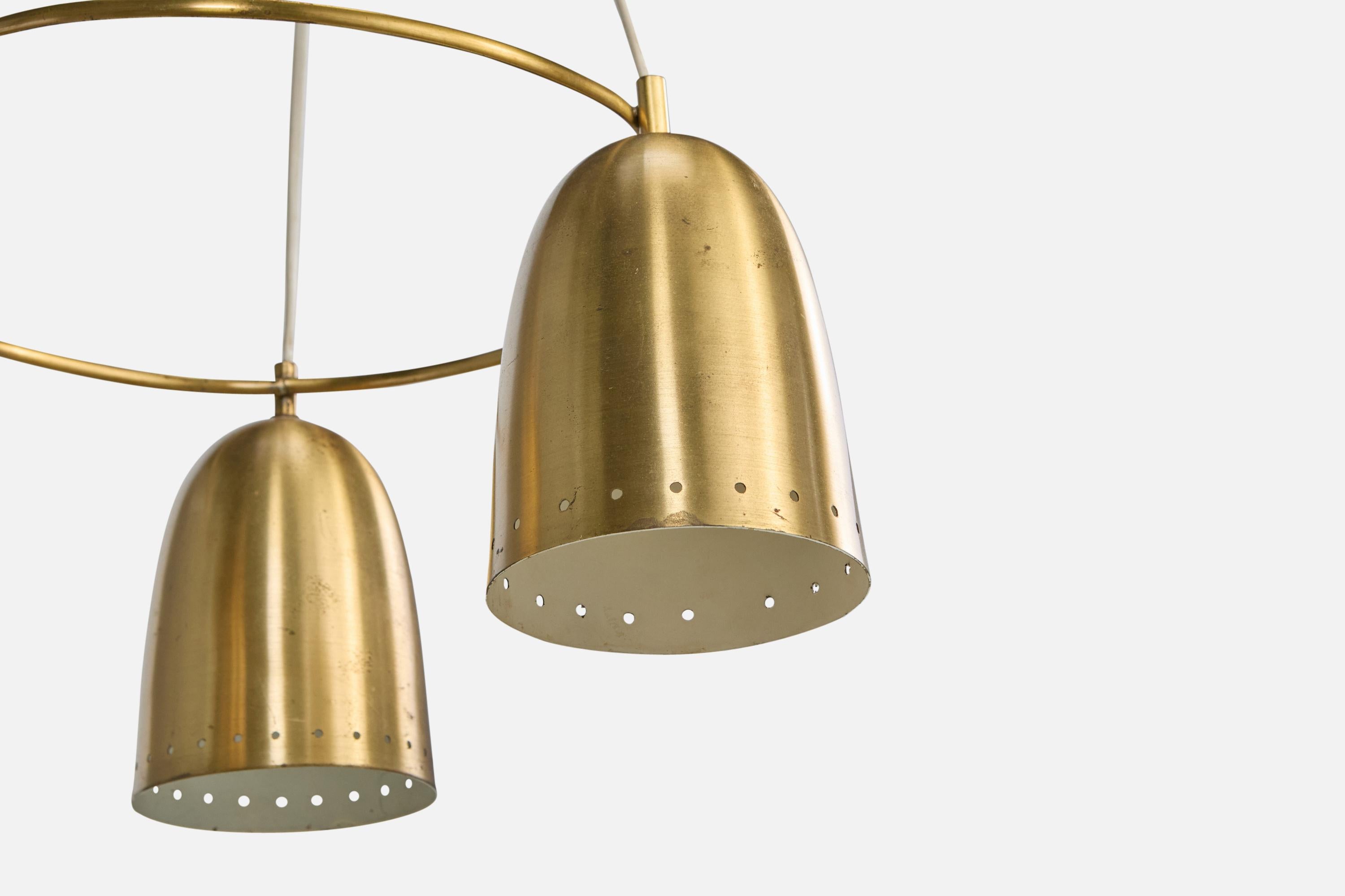 Metà XX secolo Designer danese, lampadario, ottone, Danimarca, anni '1950 in vendita
