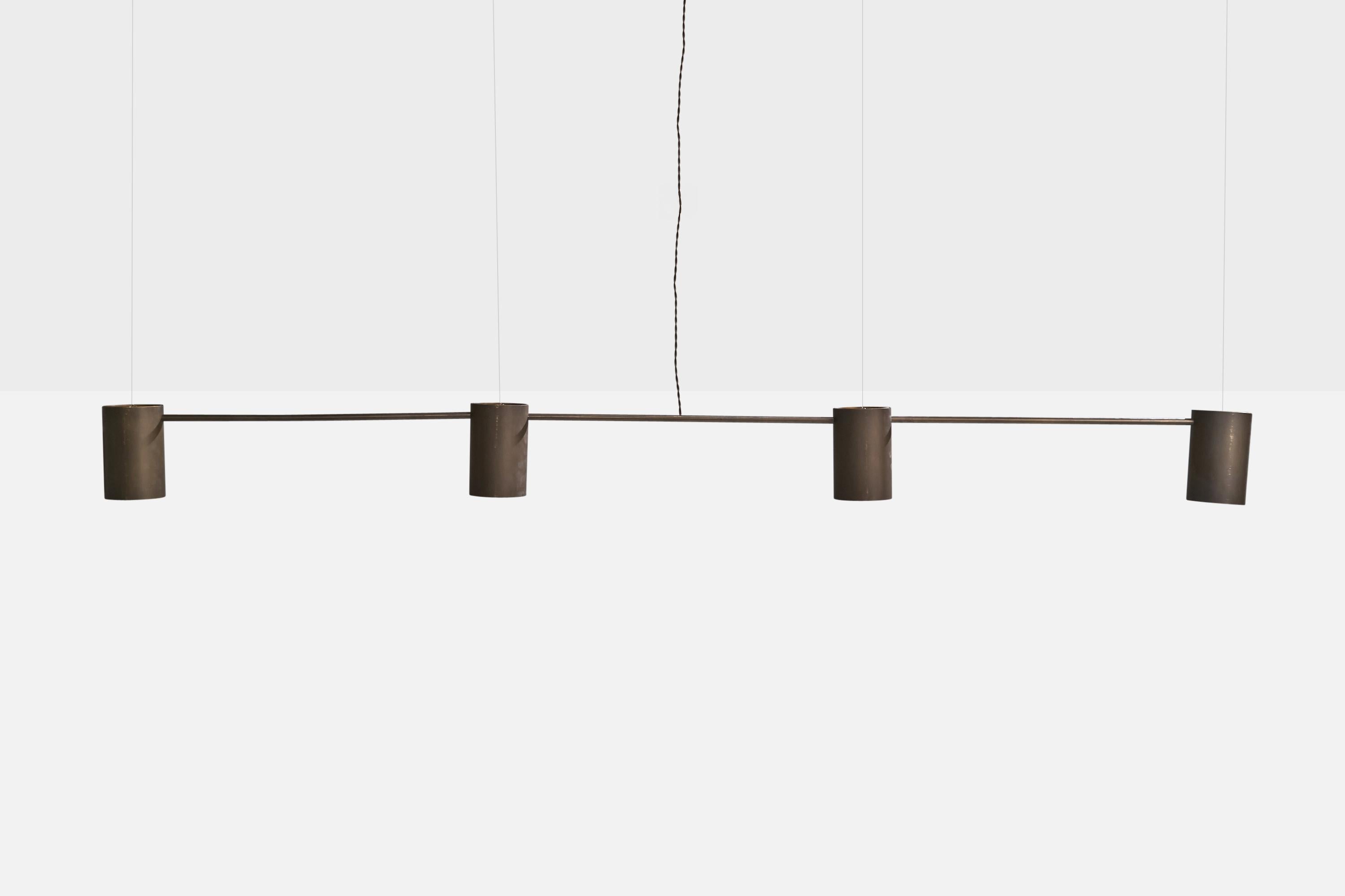 Lustre en laiton probablement conçu et produit au Danemark, C.C. 1960.

Provenance : Installé au Magasin Du Nord, Copenhague, Danemark.

Une installation personnalisée est nécessaire. Illustration configurée avec un cordon acrylique qui devra être