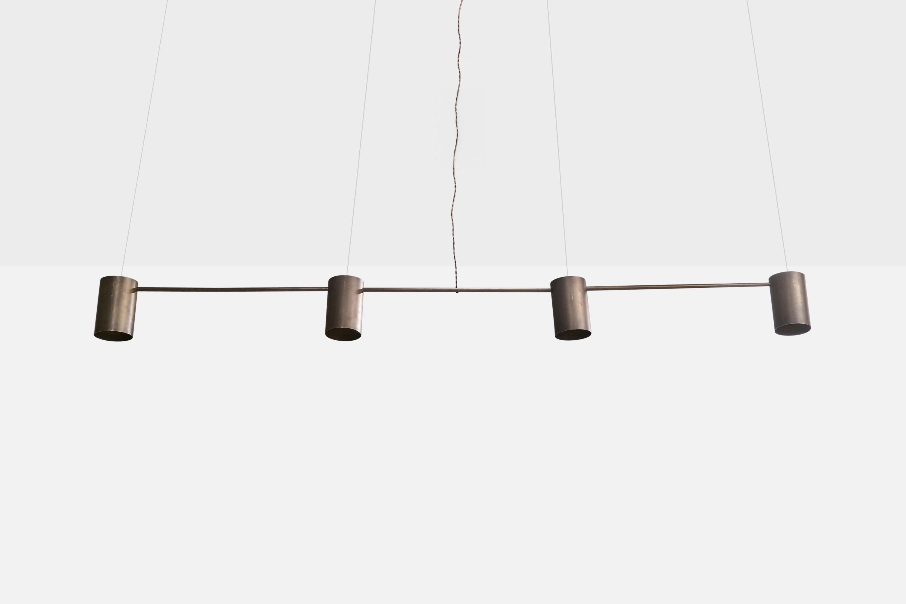 Lustre en laiton probablement conçu et produit au Danemark, C.C. 1960.

Provenance : Installé au Magasin Du Nord, Copenhague, Danemark.

Une installation personnalisée est nécessaire. Illustration configurée avec un cordon acrylique qui devra être