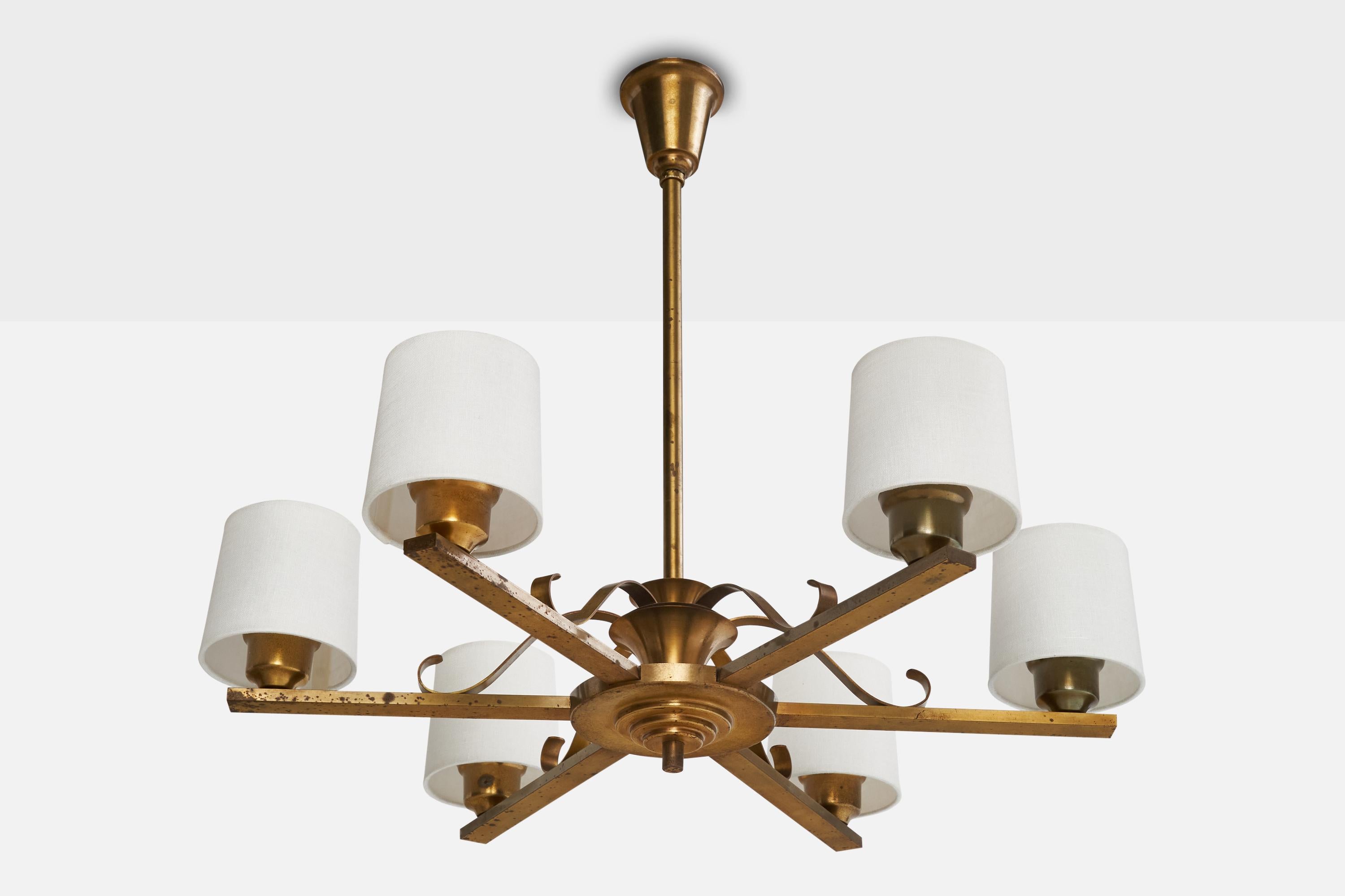 Lampadario in ottone e tessuto bianco progettato e prodotto in Danimarca, anni '1930 circa.

*Ossidazione dell'ottone 

Dimensioni complessive (pollici): 25,625
