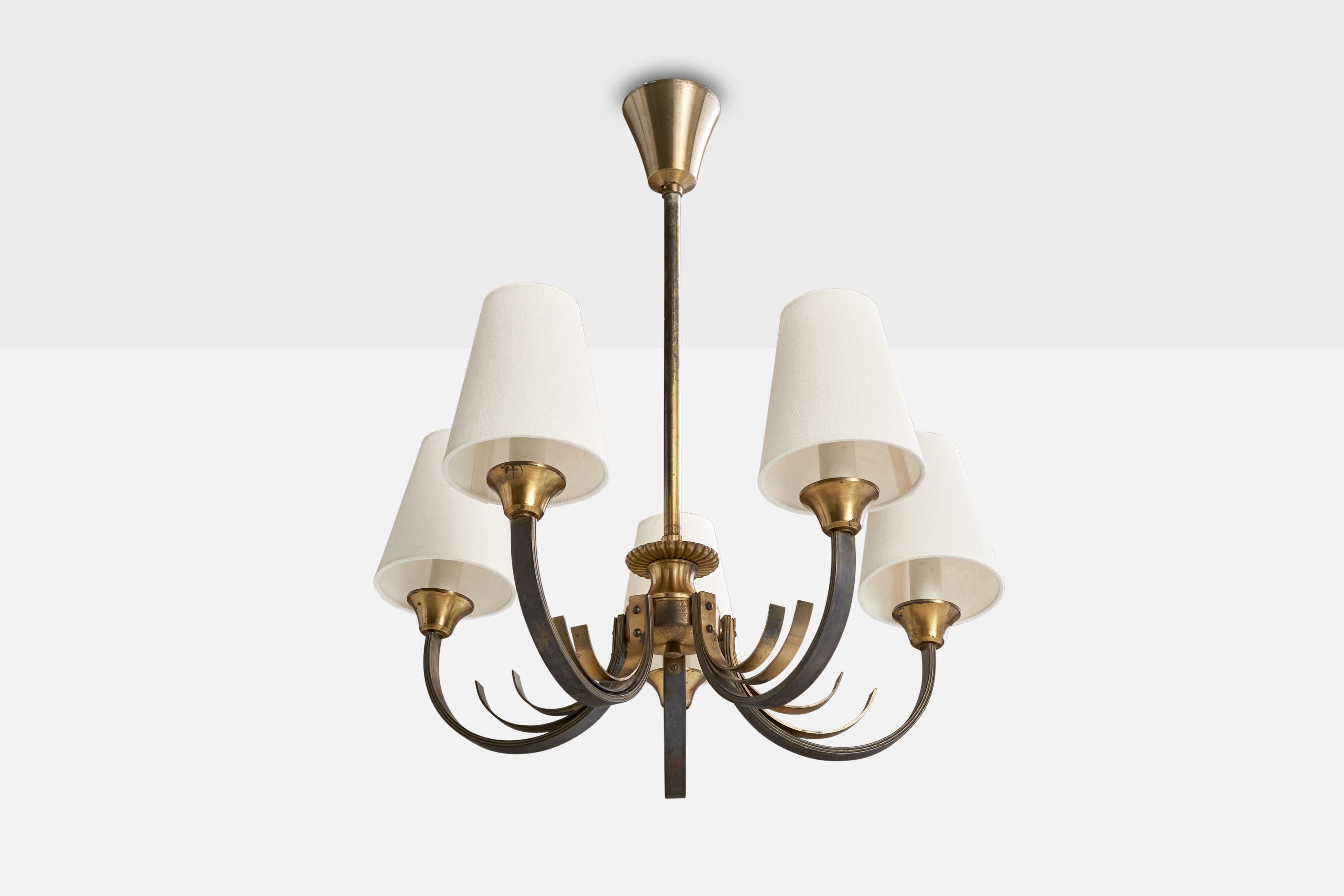 Lampadario in ottone e tessuto bianco progettato e prodotto in Danimarca, anni '40 circa.

Dimensioni complessive (pollici): 27
