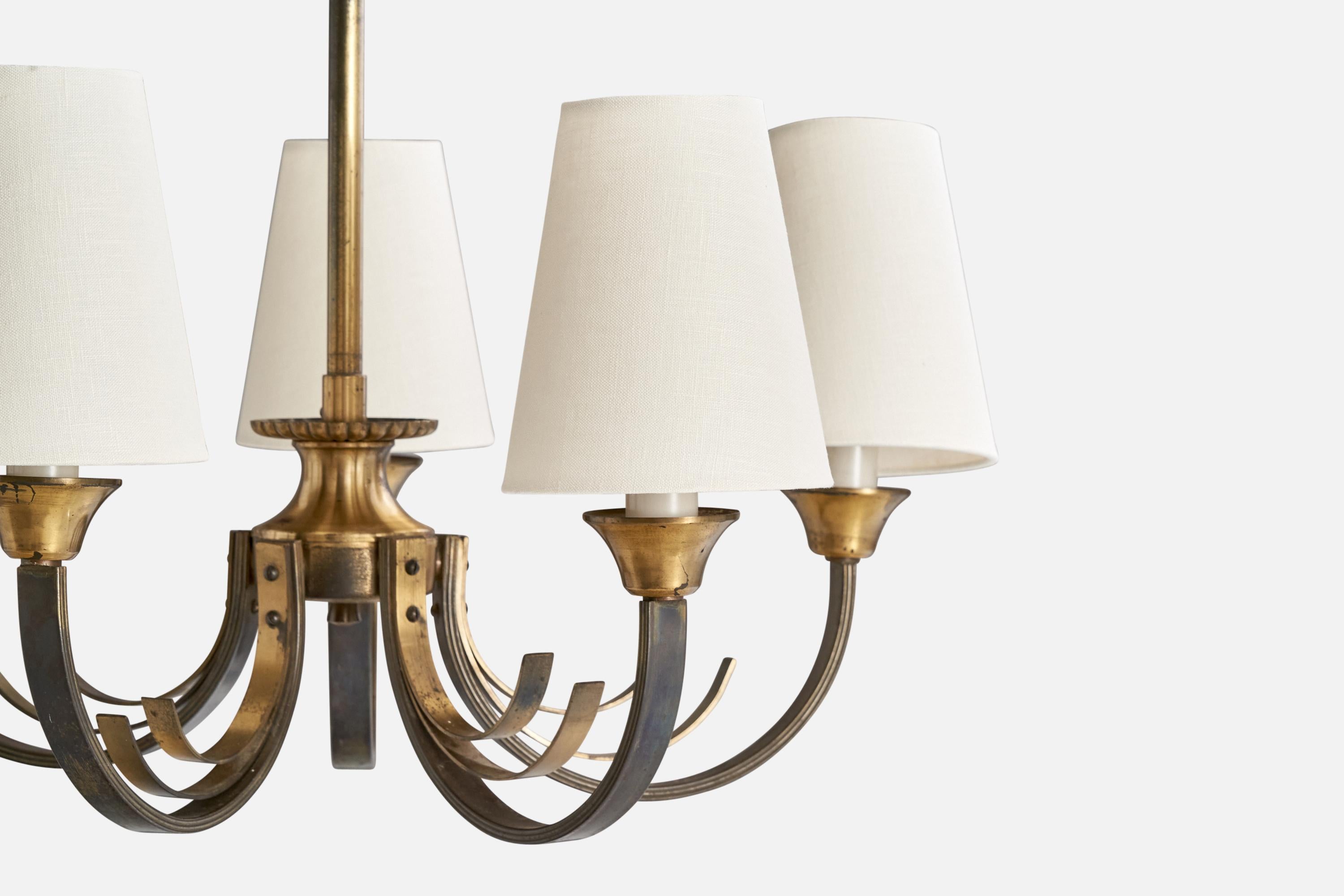 Metà XX secolo Designer danese, lampadario, ottone, tessuto, Danimarca, anni '40 in vendita