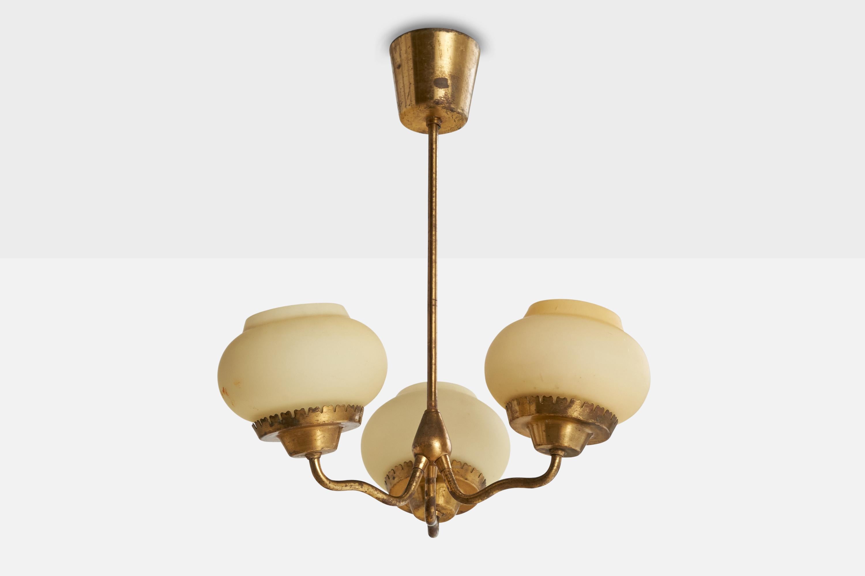 Lampadario in ottone e vetro opalino progettato e prodotto in Danimarca, anni '40 circa.

Dimensioni complessive (pollici): 19,5