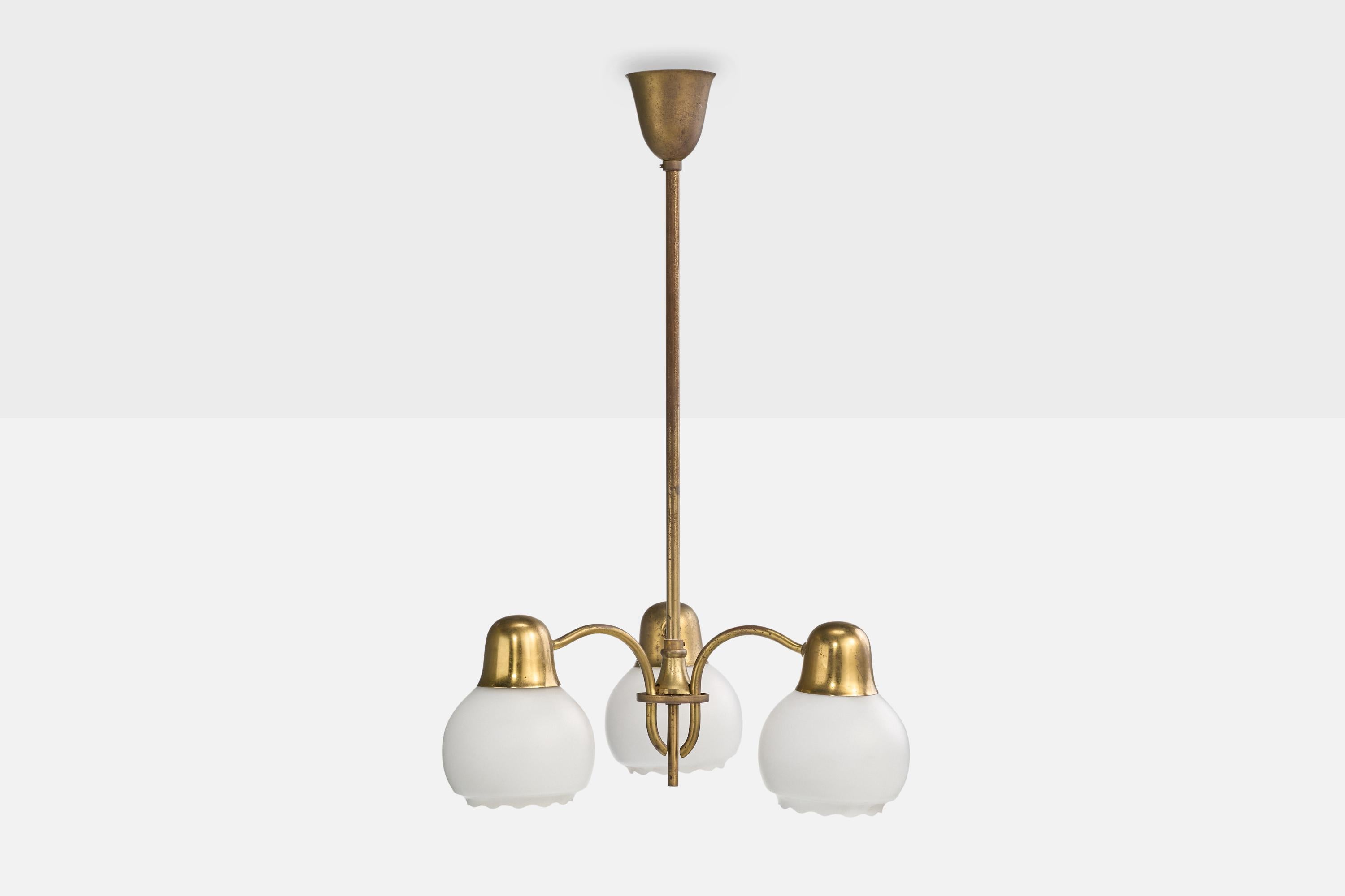 Danois Designer danois, lustre, laiton, verre, Danemark, années 1940 en vente
